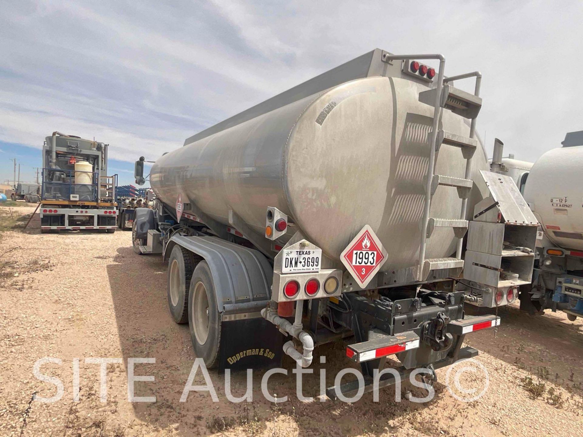 1997 Peterbilt 379 T/A Fuel Truck - Image 8 of 33