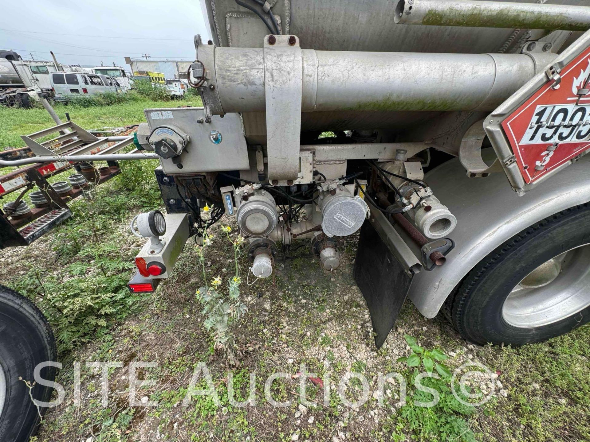 2004 Freightliner Columbia T/A Fuel Truck - Image 3 of 26