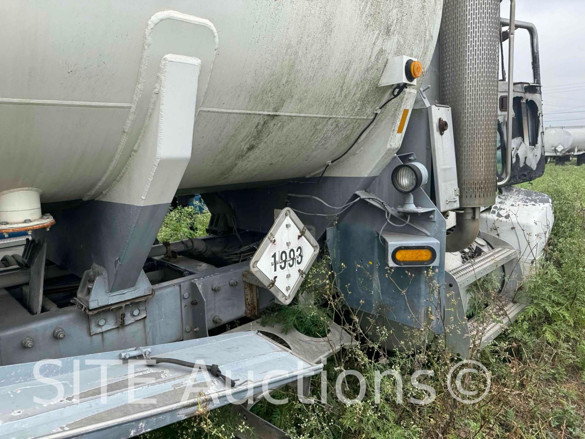 T/A Fuel Truck - Image 14 of 17