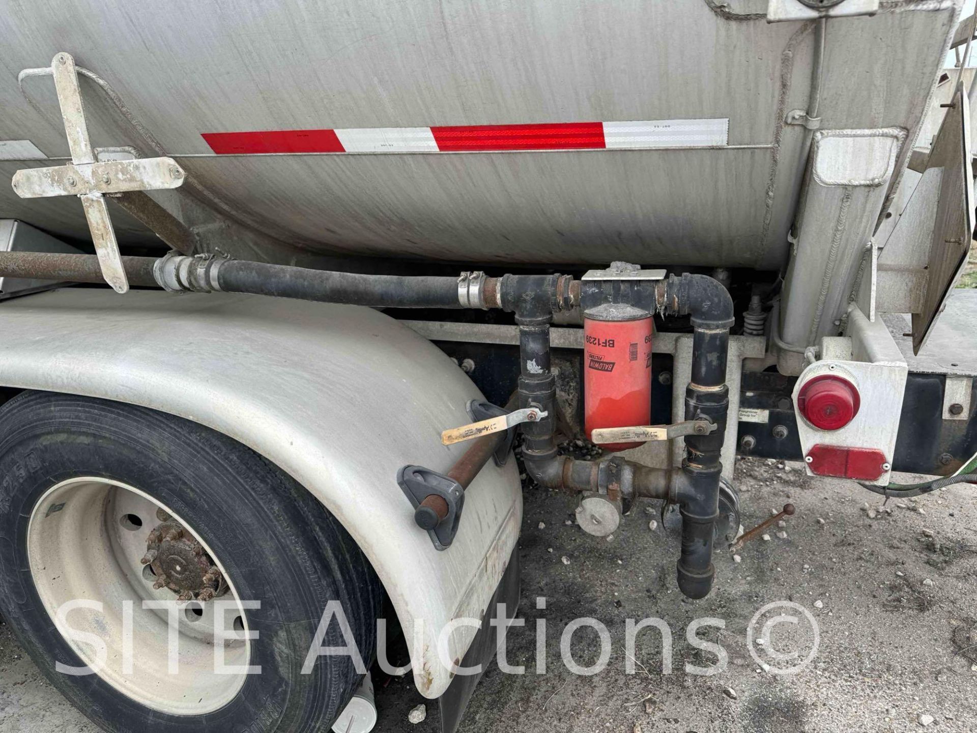2004 Freightliner Columbia T/A Fuel Truck - Image 25 of 36