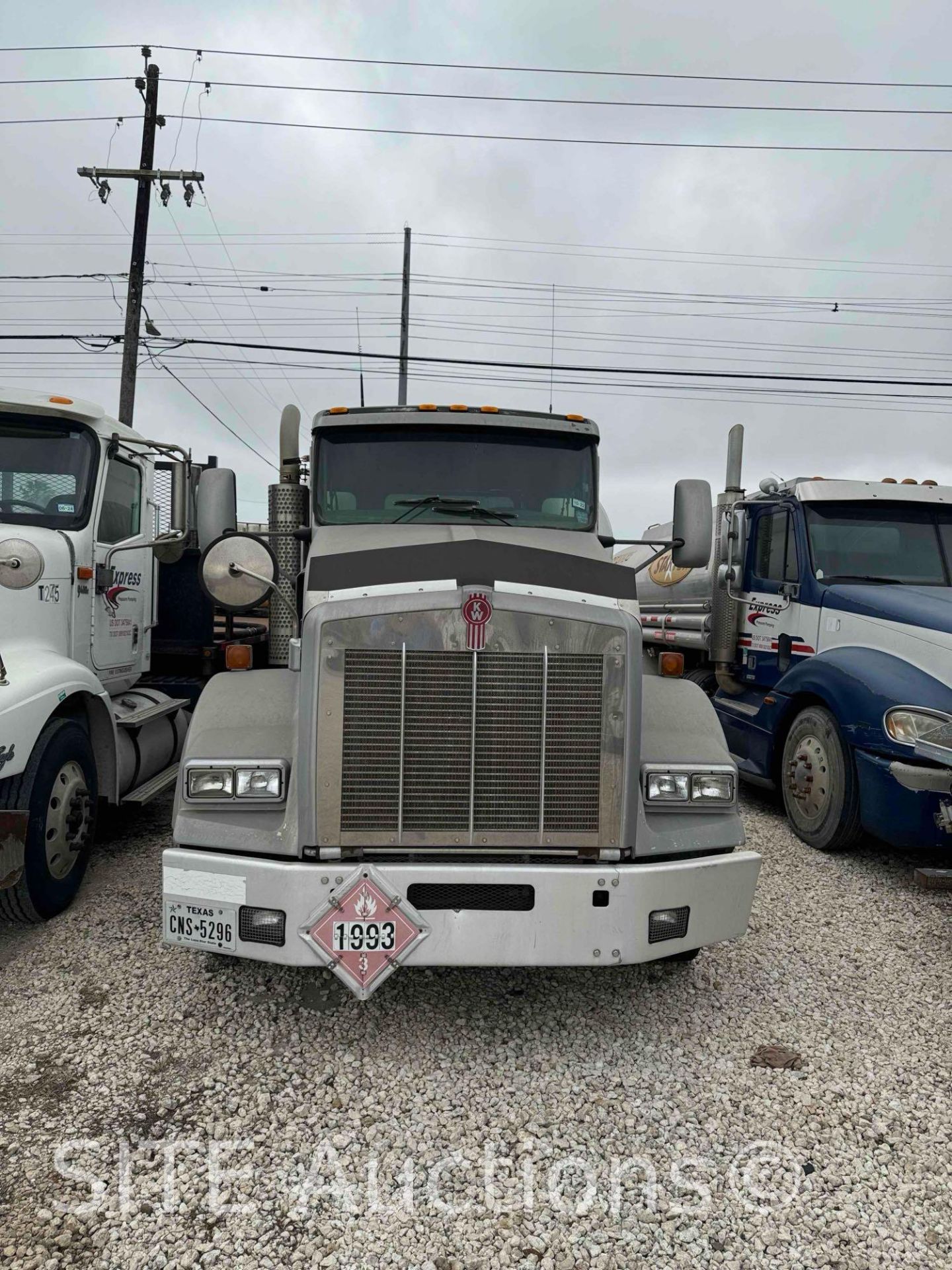 2002 Kenworth T800 T/A Fuel Truck - Image 2 of 45