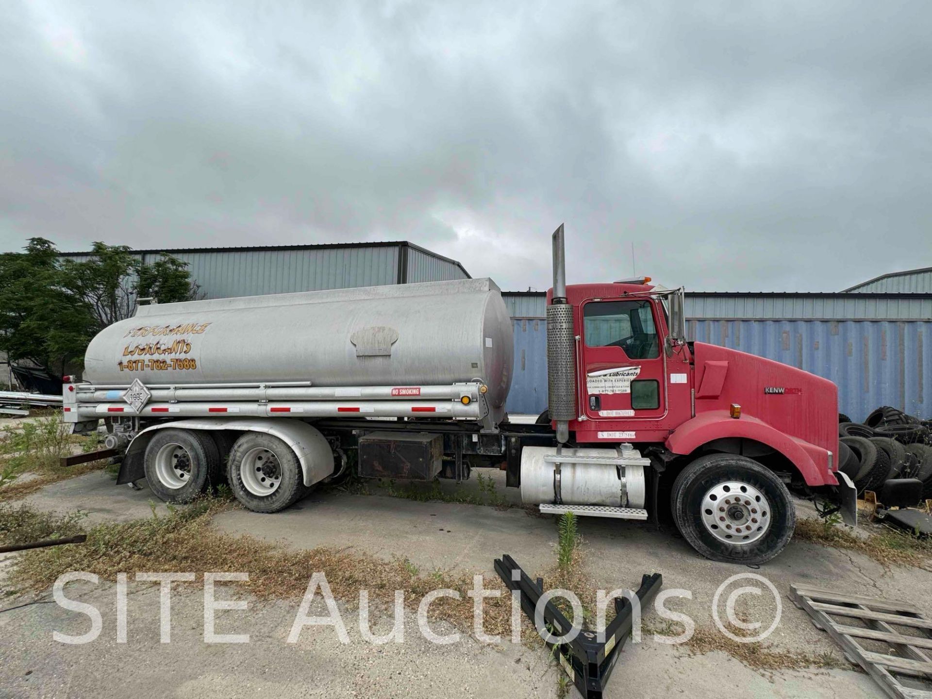 2004 Kenworth T800 T/A Fuel Truck - Image 2 of 36