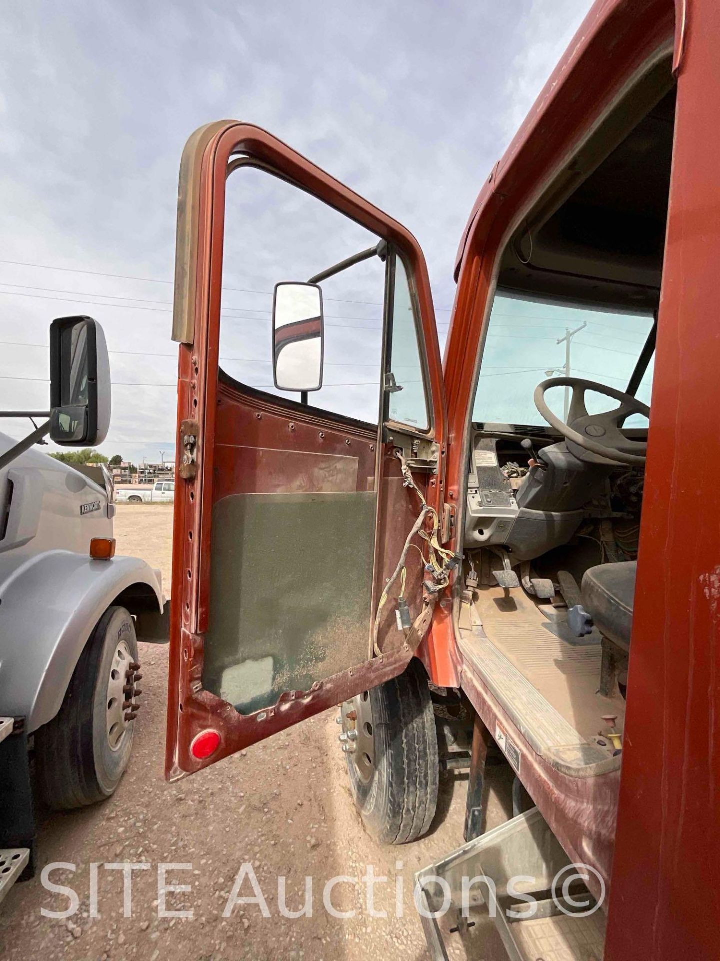 2005 Freightliner Columbia T/A Fuel Truck - Image 23 of 27