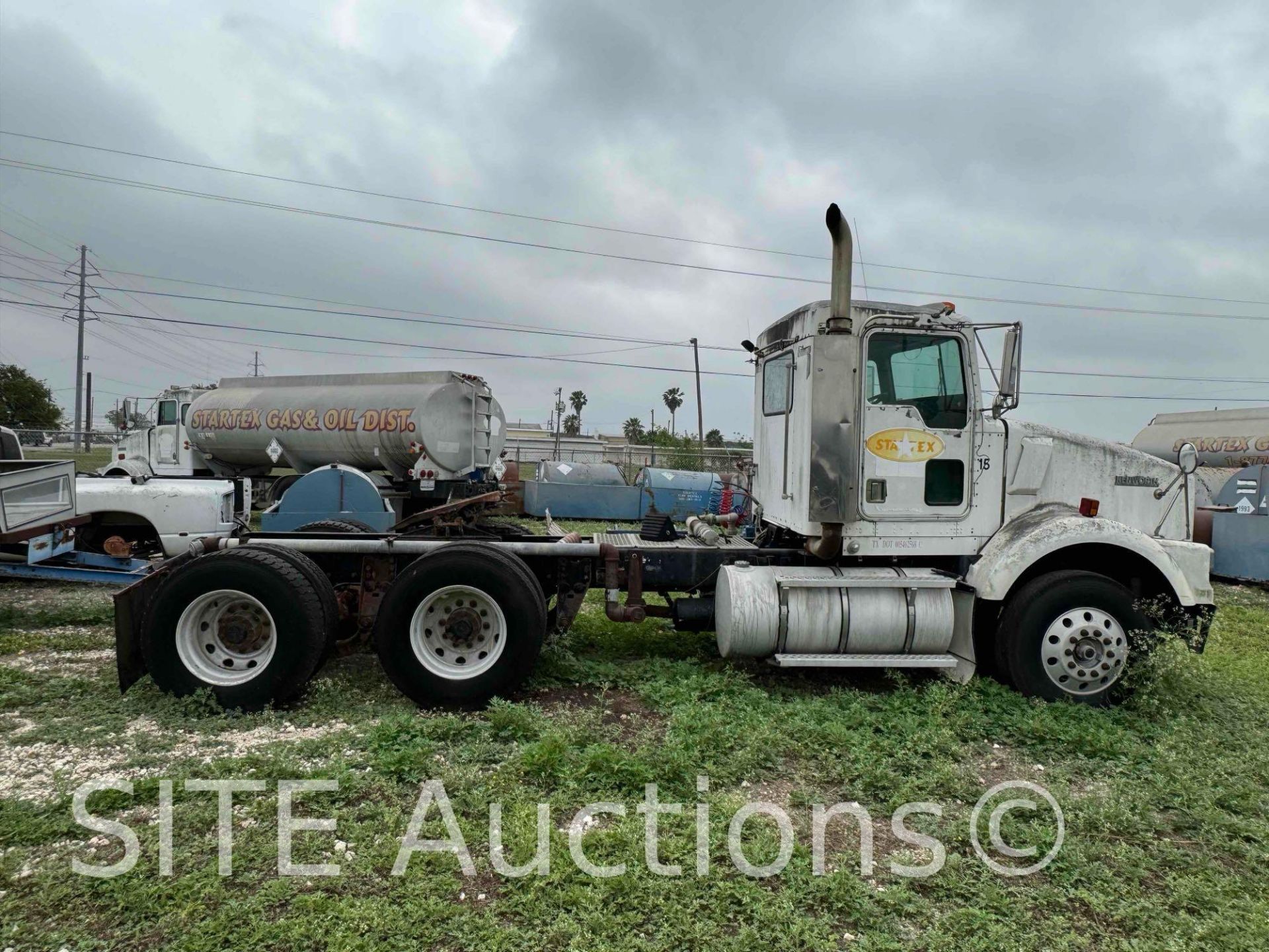 1997 Kenworth T800 T/A Daycab Truck Tractor - Image 4 of 32