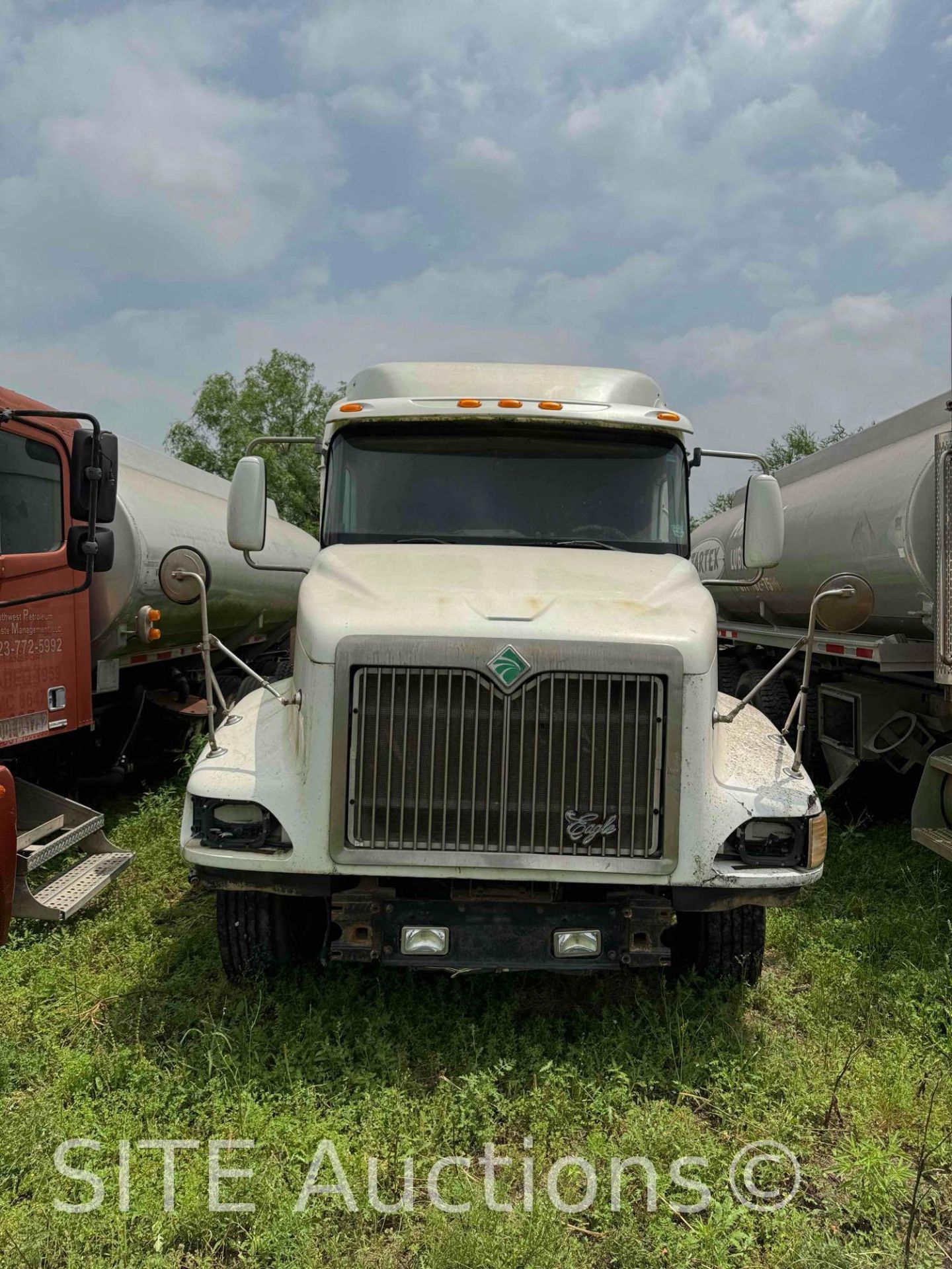 2001 International 9200i T/A Sleeper Truck Tractor - Image 2 of 29