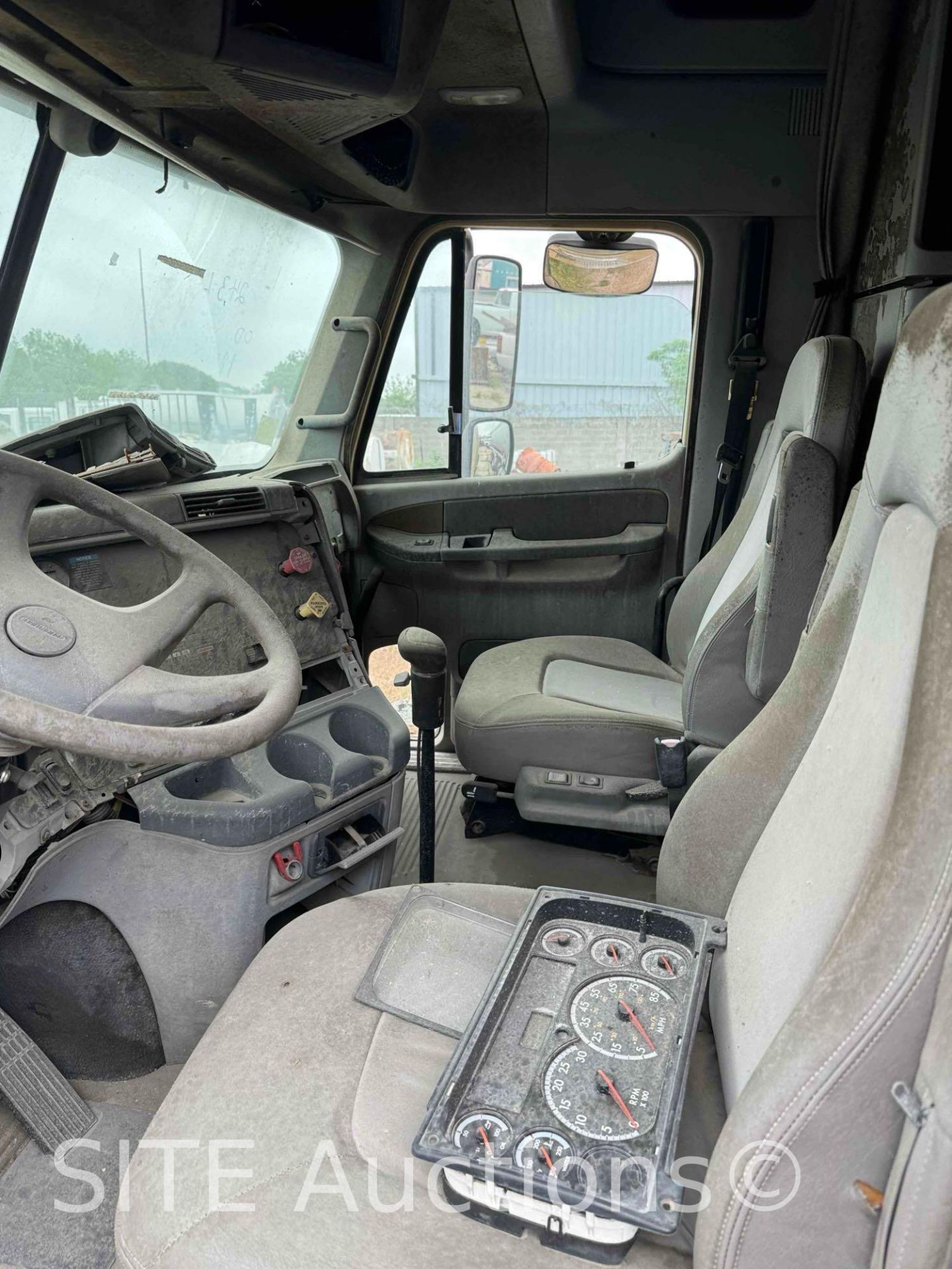 2005 Freightliner Columbia T/A Sleeper Truck Tractor - Image 5 of 30