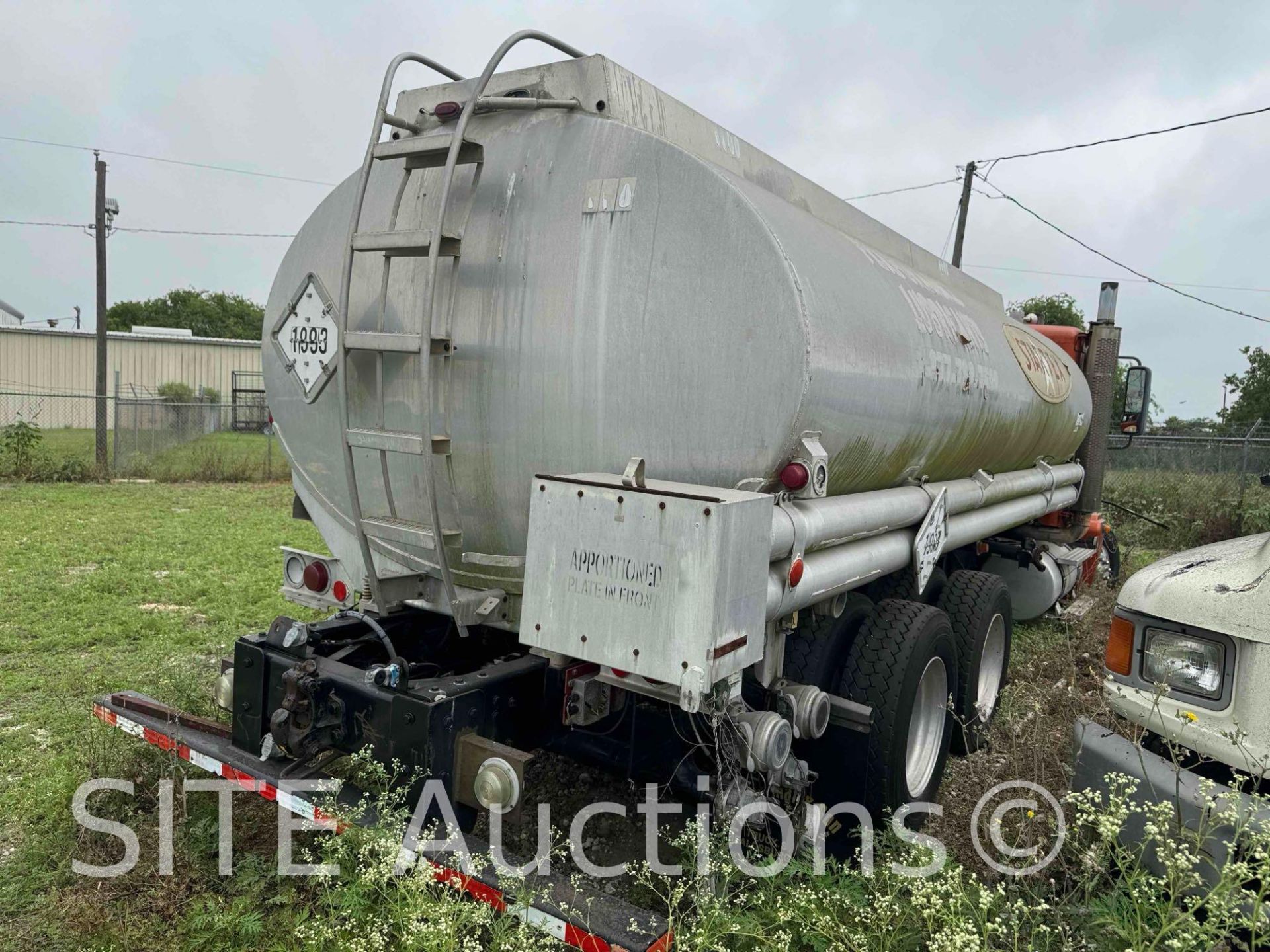 2007 Freightliner Columbia T/A Fuel Truck - Image 3 of 23