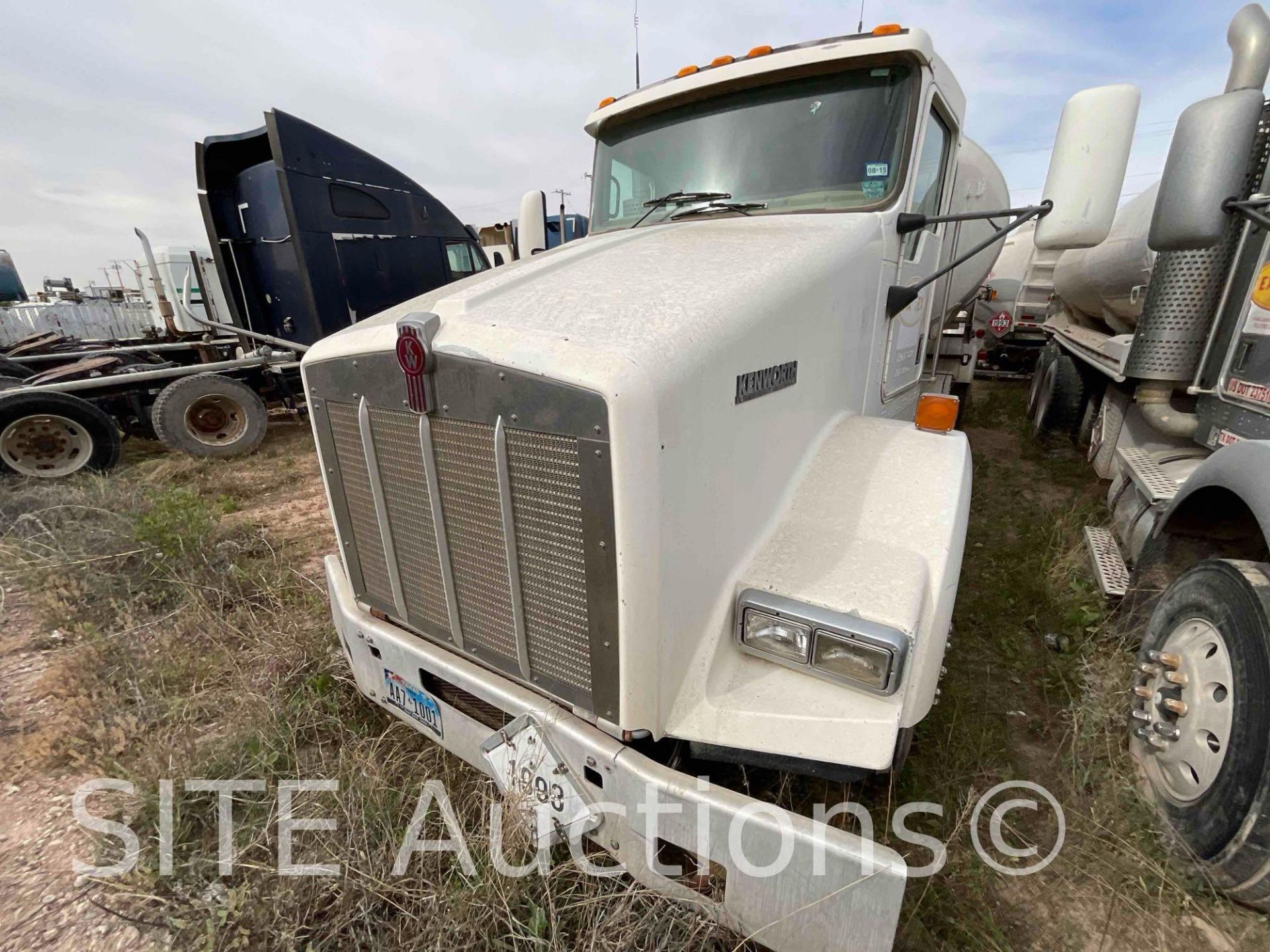 2002 Kenworth T800 T/A Fuel Truck - Image 2 of 27