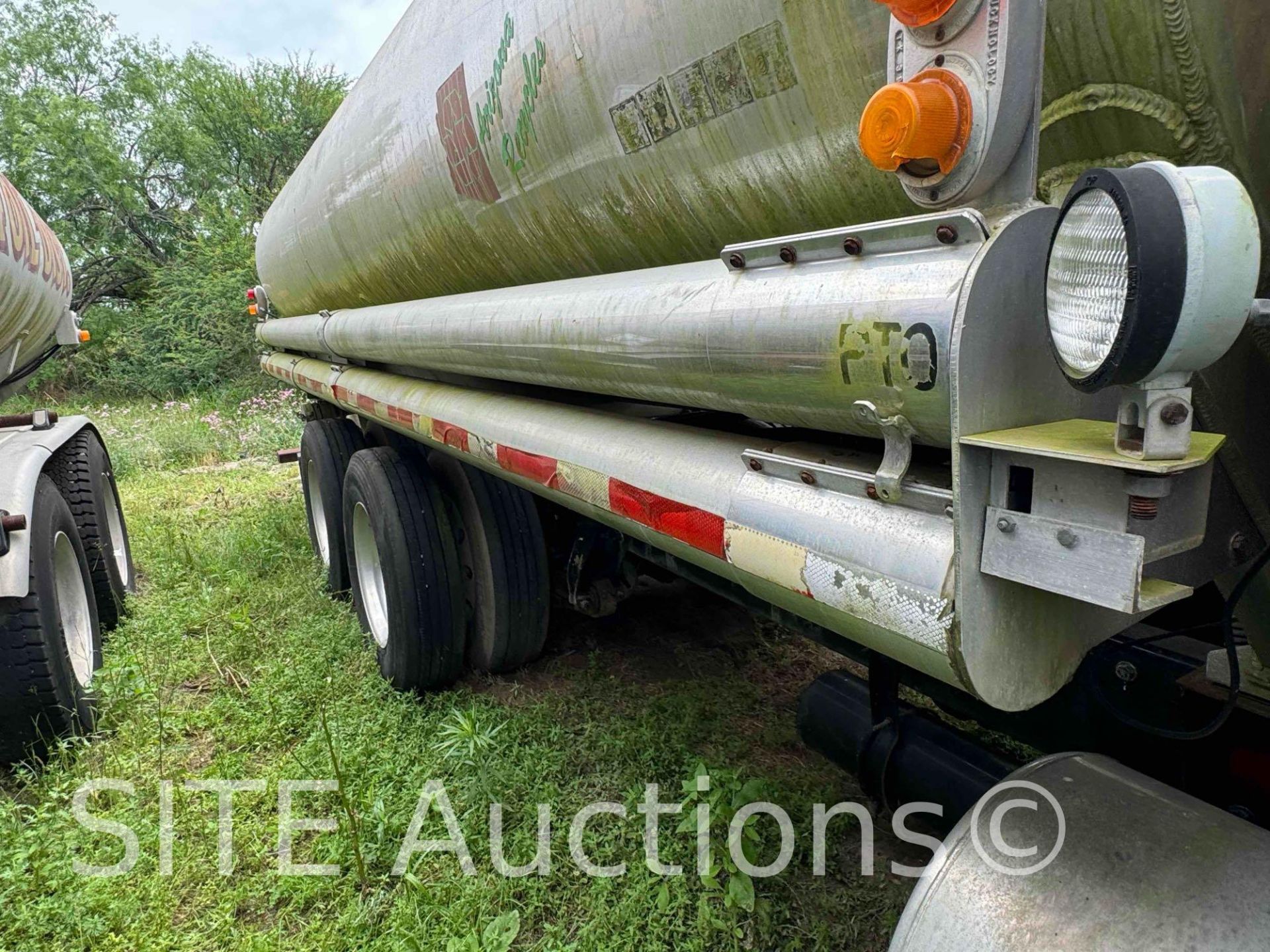 2004 Freightliner Columbia T/A Fuel Truck - Image 16 of 33