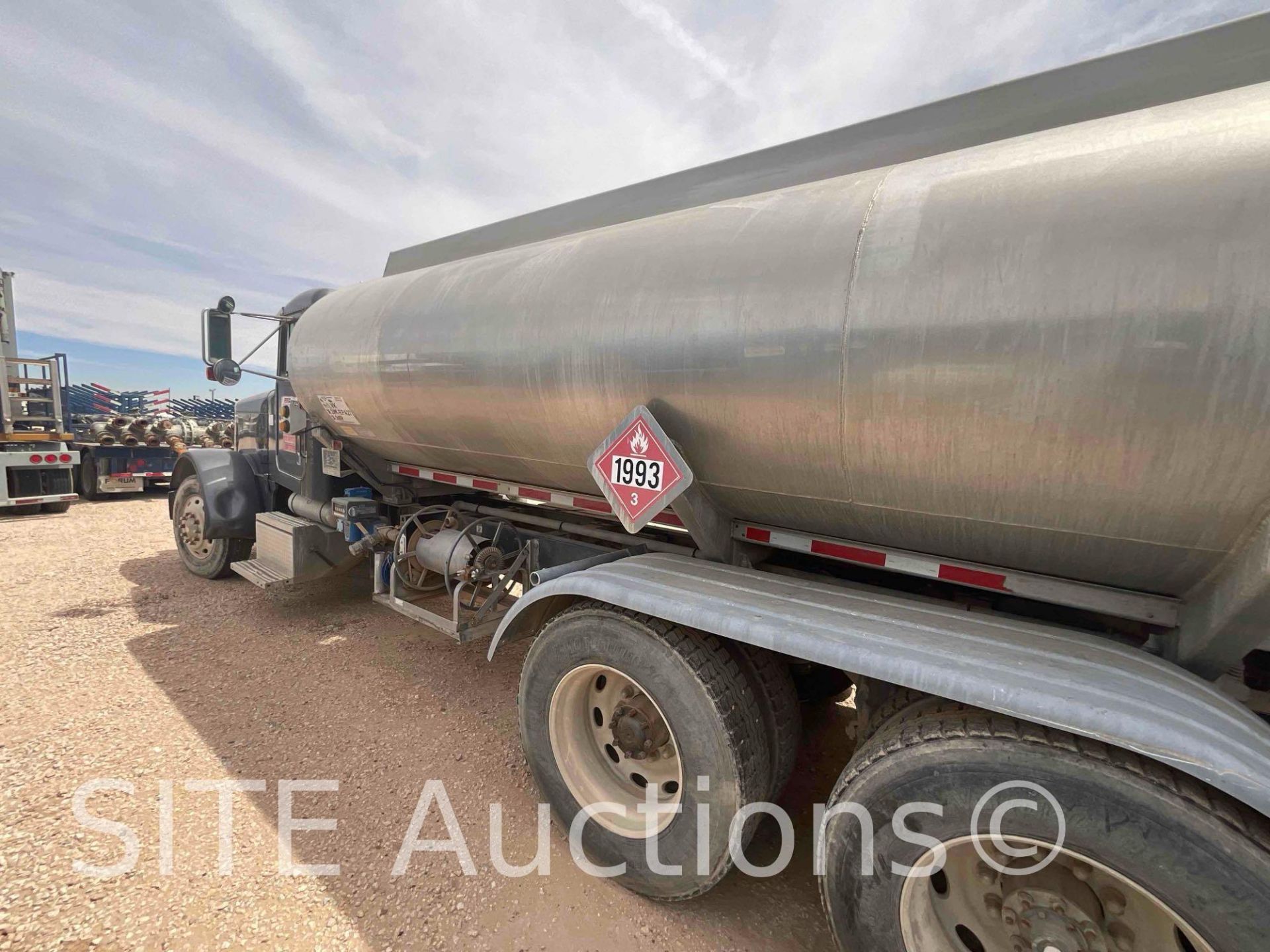 1997 Peterbilt 379 T/A Fuel Truck - Image 9 of 33