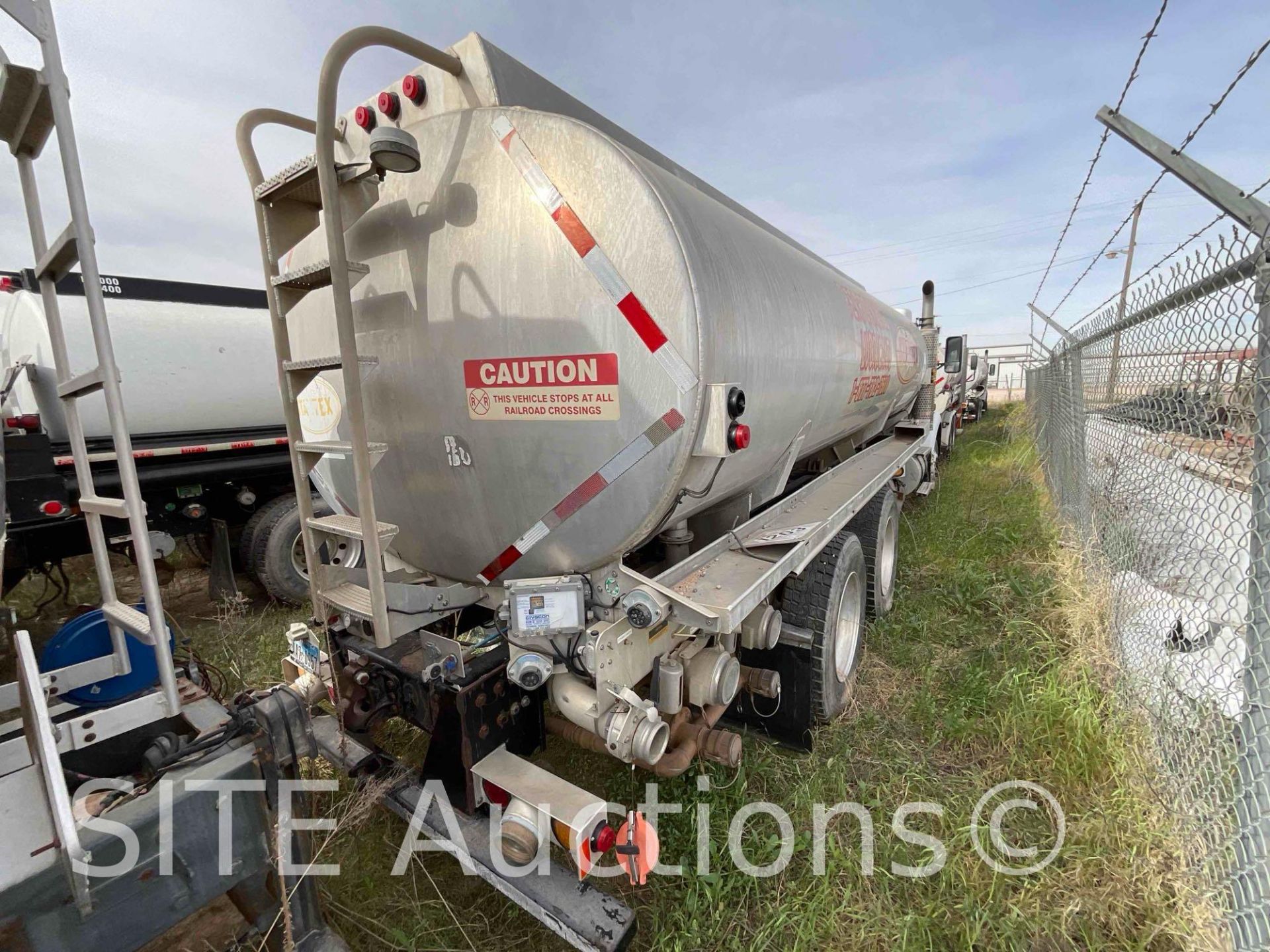2004 Kenworth T800 T/A Fuel Truck - Image 12 of 28