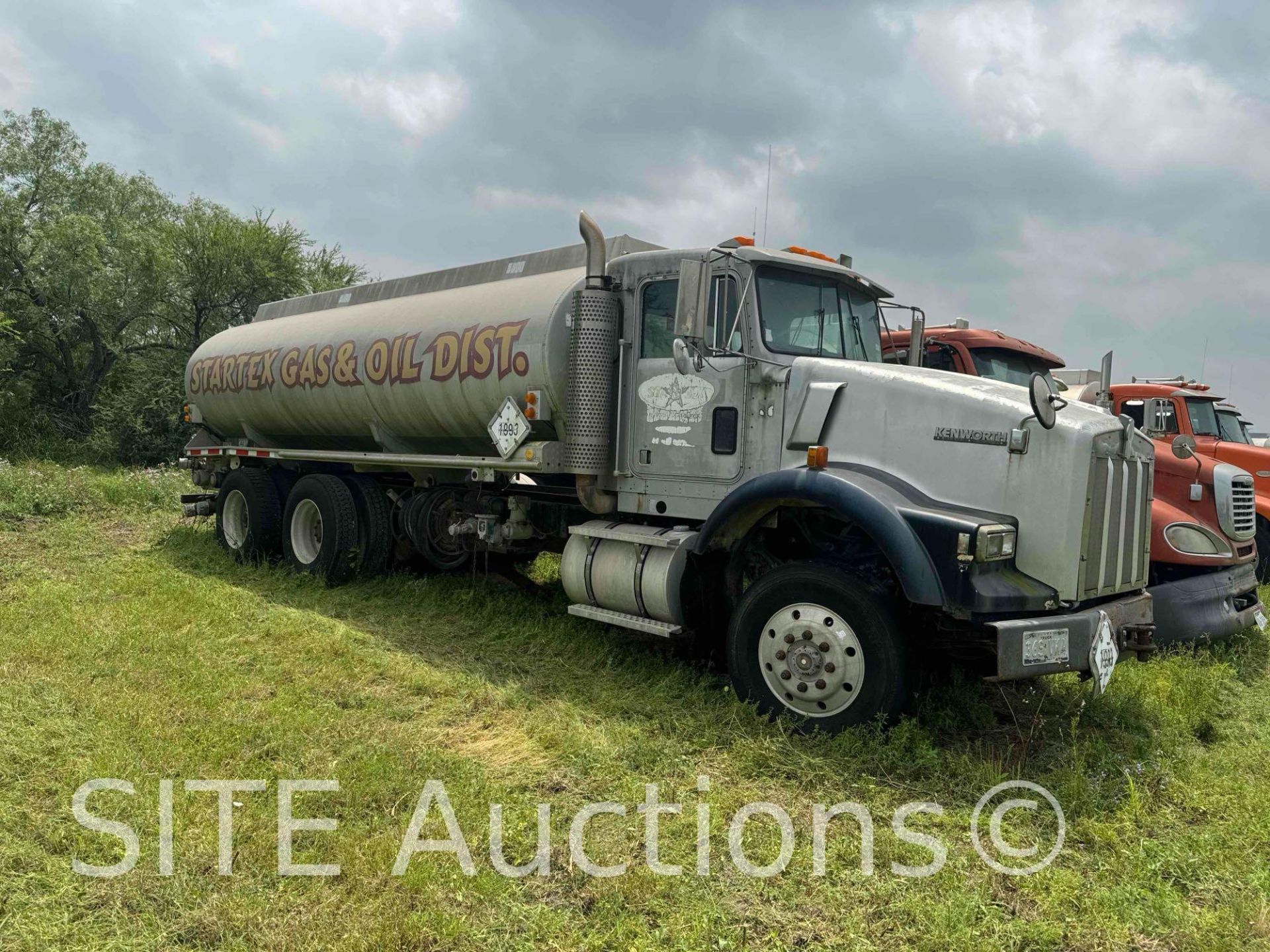 1993 Kenworth T800 T/A Fuel Truck - Image 3 of 37
