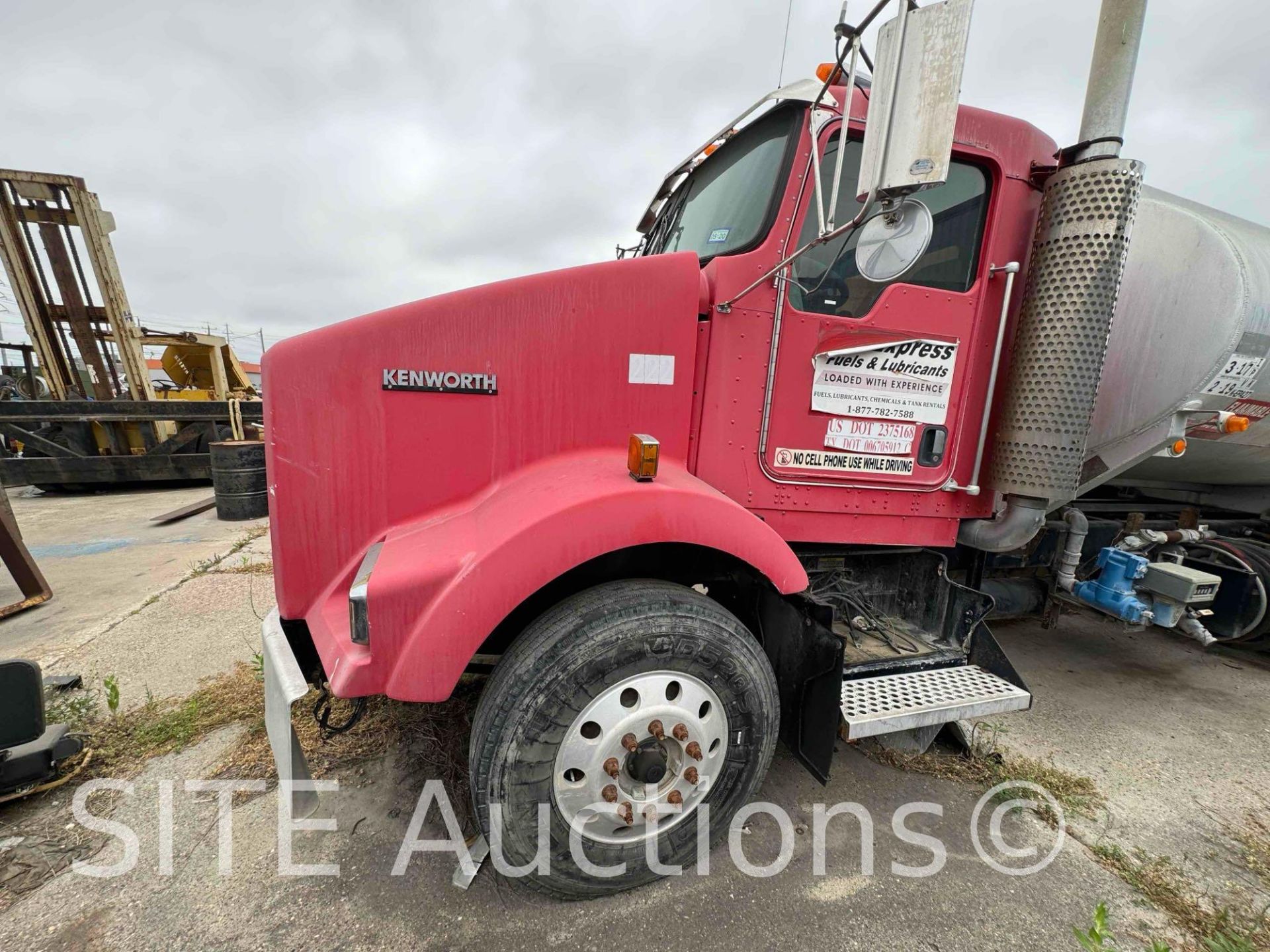 2004 Kenworth T800 T/A Fuel Truck - Image 7 of 7
