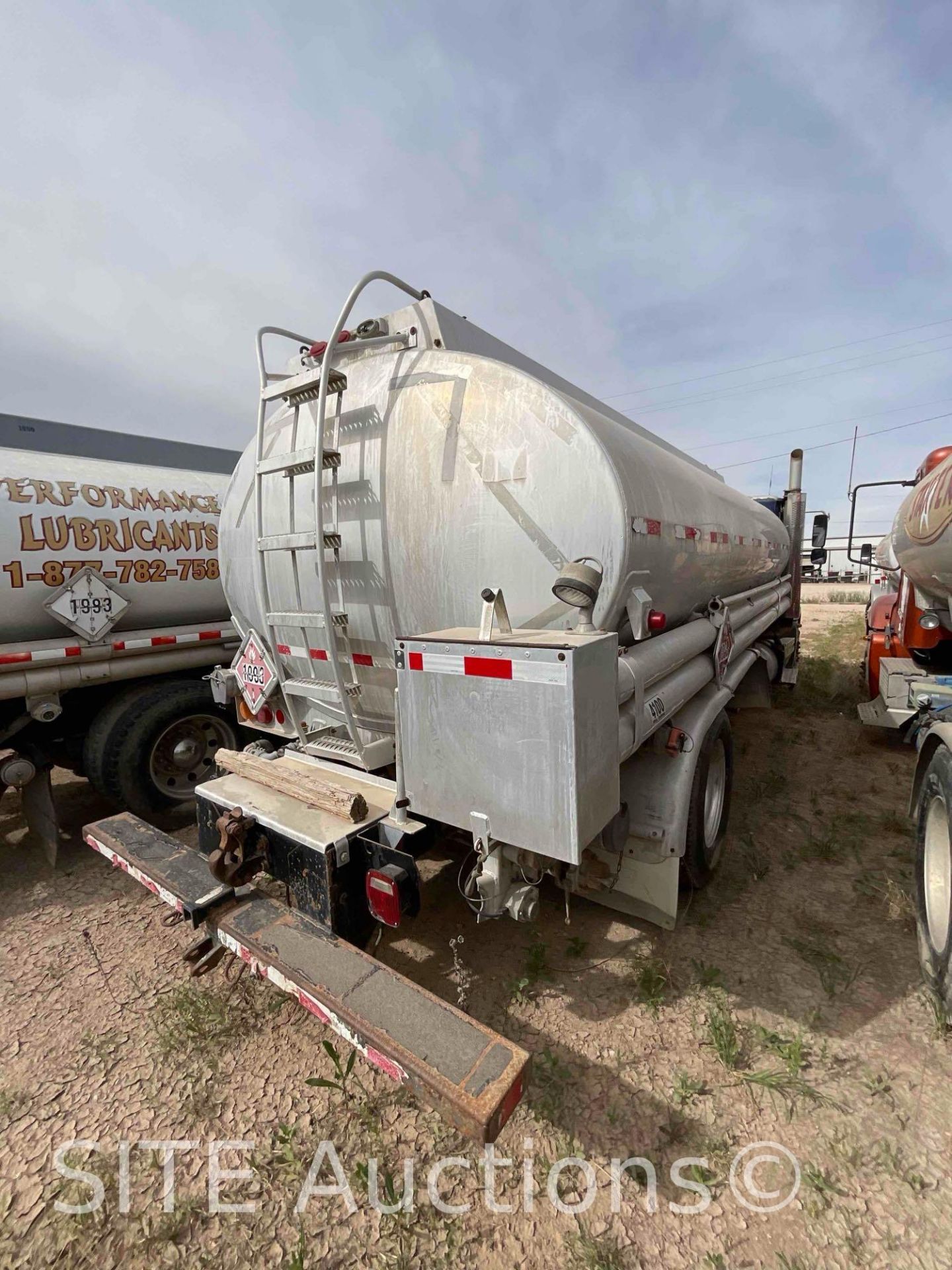 2004 Freightliner Columbia T/A Fuel Truck - Image 5 of 25