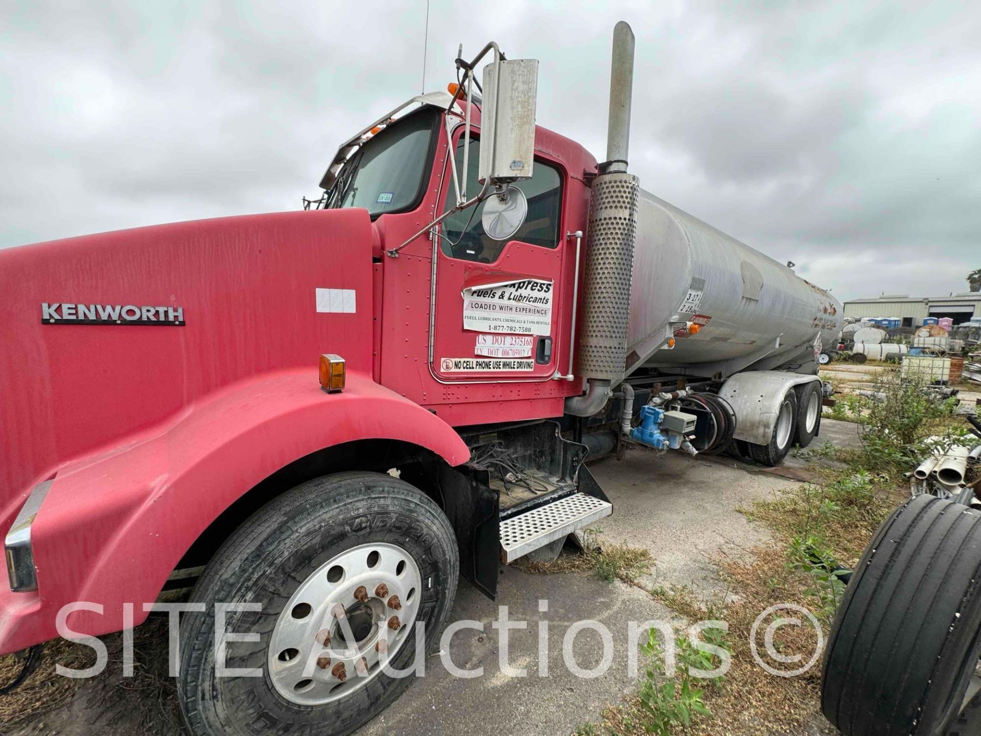 2004 Kenworth T800 T/A Fuel Truck - Image 6 of 36