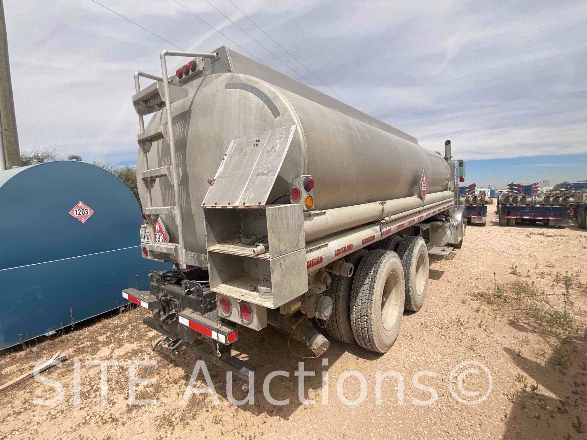 1997 Peterbilt 379 T/A Fuel Truck - Image 6 of 33