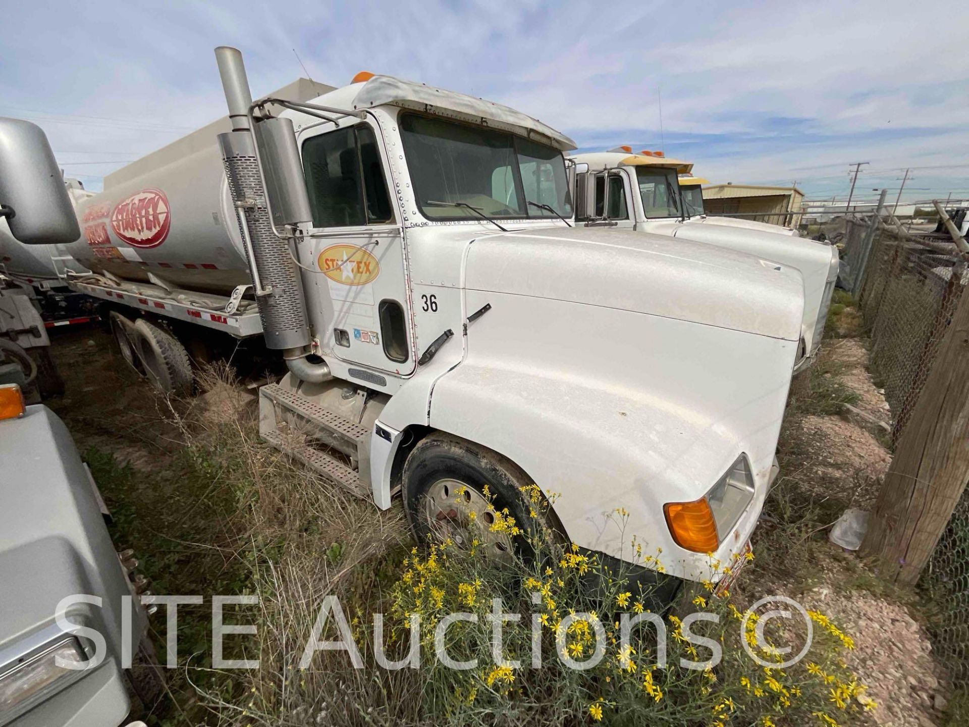 1996 Freightliner FLD T/A Fuel Truck - Image 2 of 25