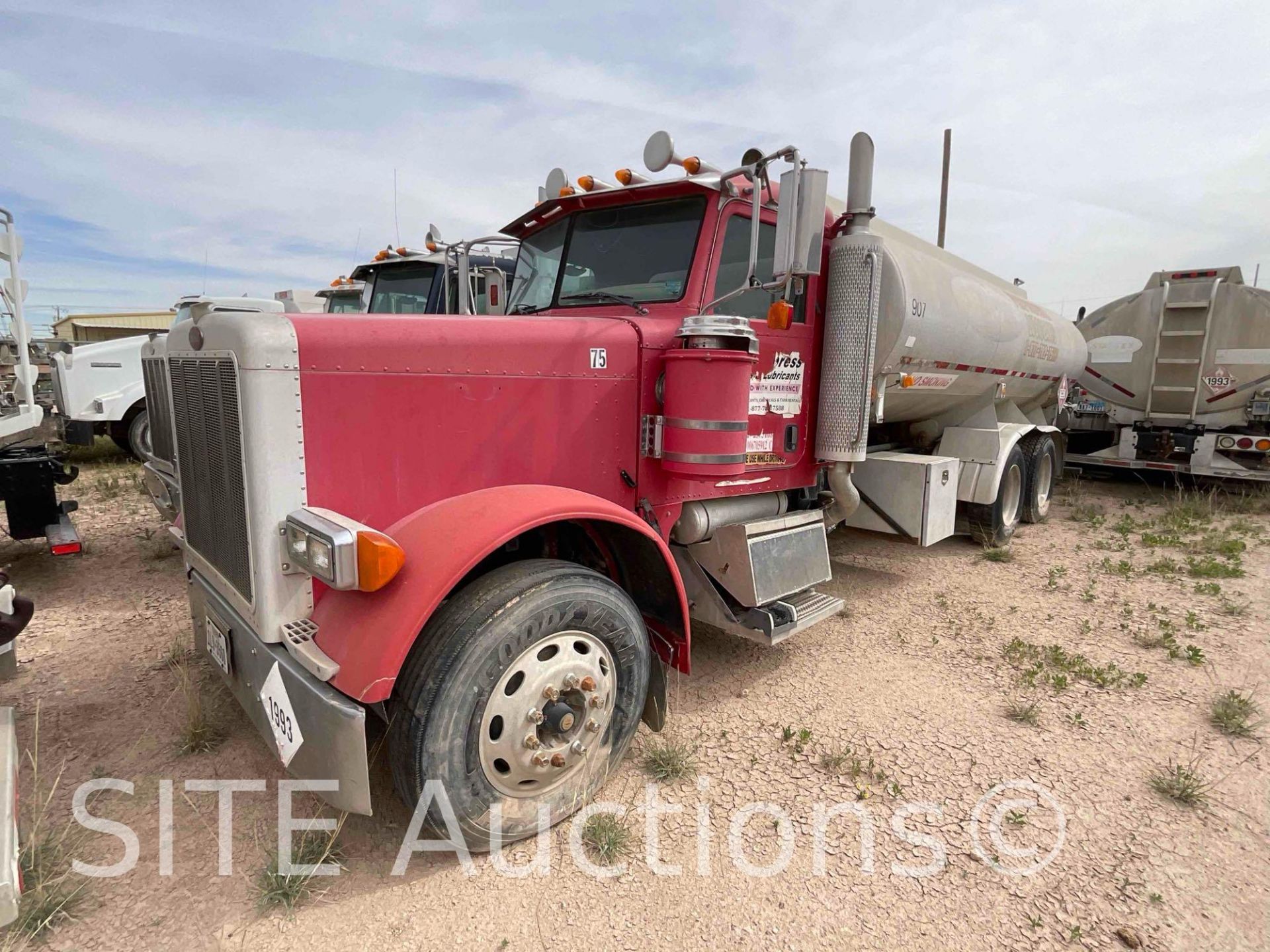 2007 Peterbilt 379 T/A Fuel Truck