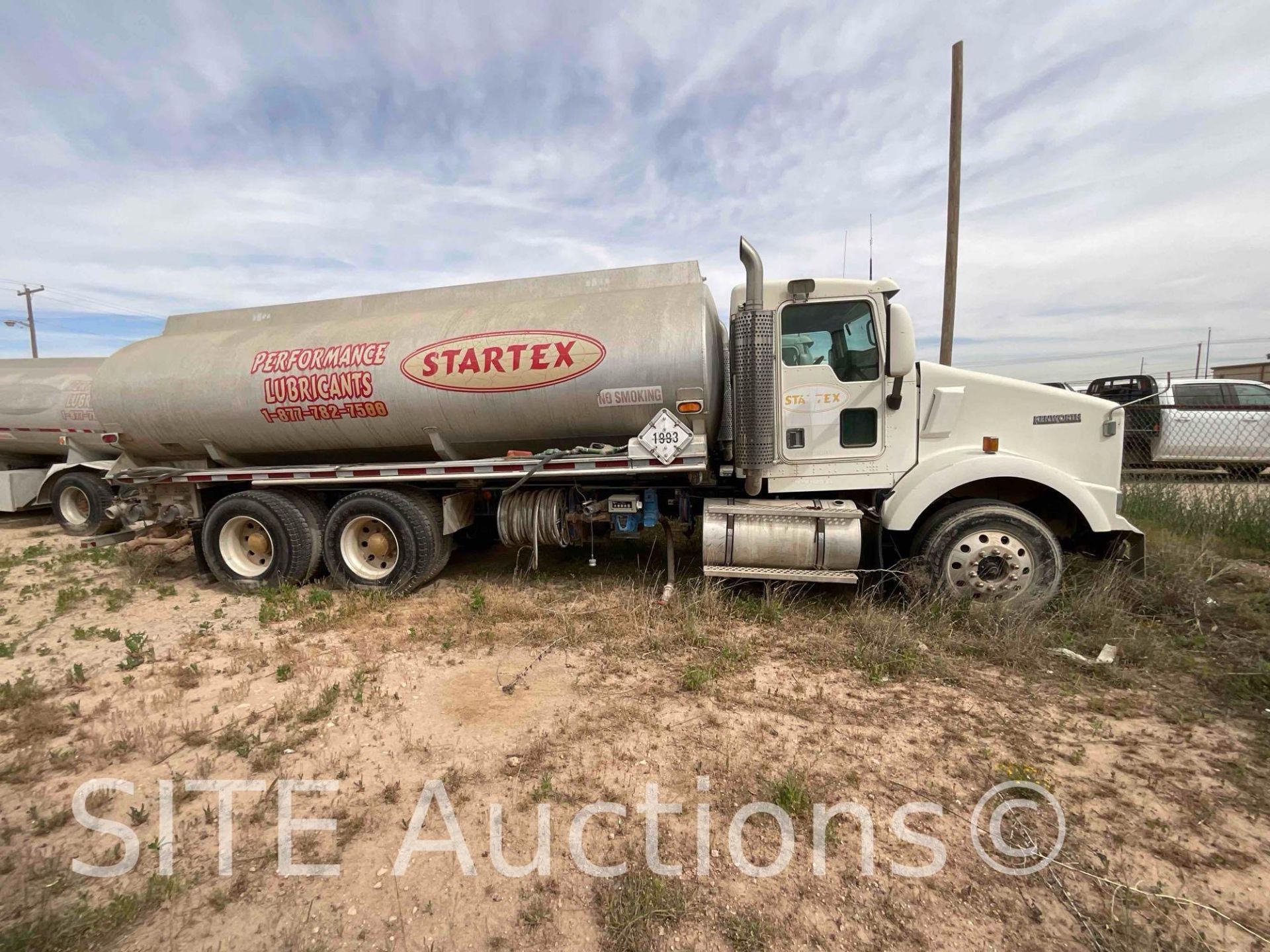 2002 Kenworth T800 T/A Fuel Truck - Image 4 of 27