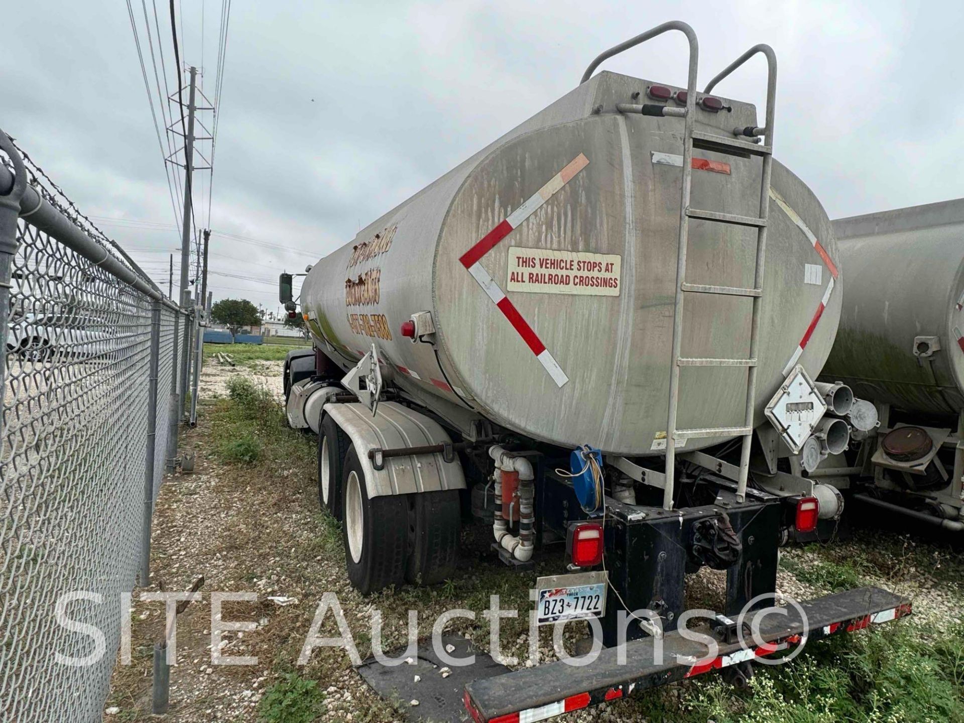 1998 Peterbilt 377 T/A Fuel Truck - Image 5 of 39