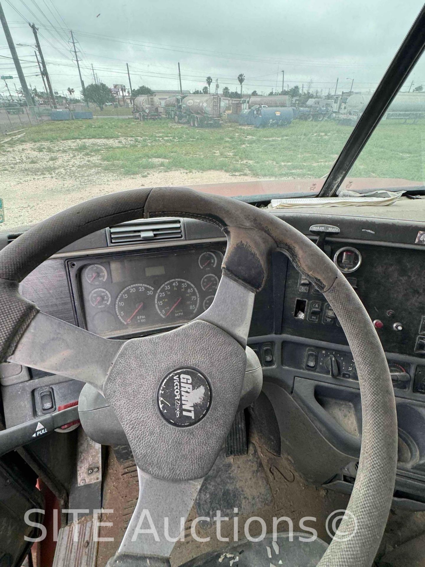 2004 Freightliner Columbia T/A Fuel Truck - Image 31 of 32