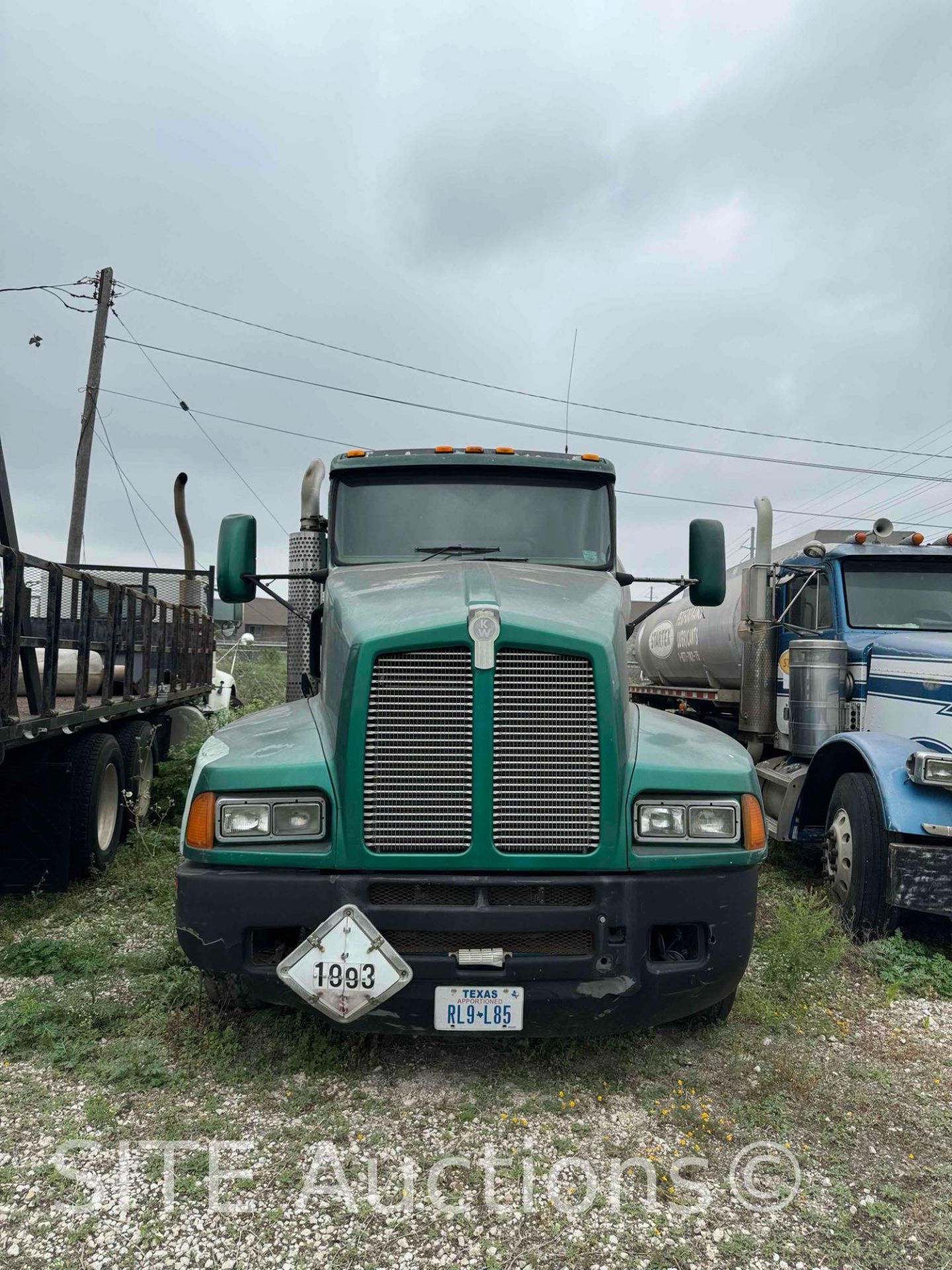 1998 Kenworth T600 T/A Fuel Truck - Image 2 of 35