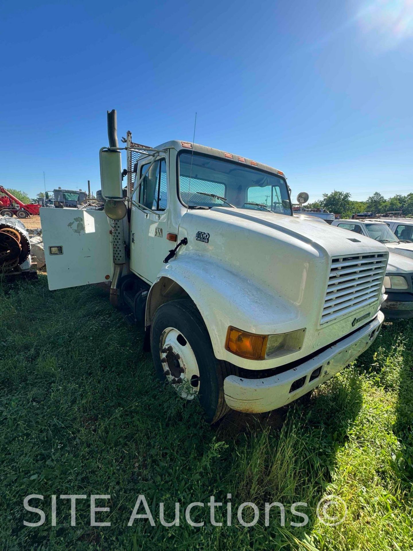 2001 International 4700 S/A Service Truck - Image 2 of 16