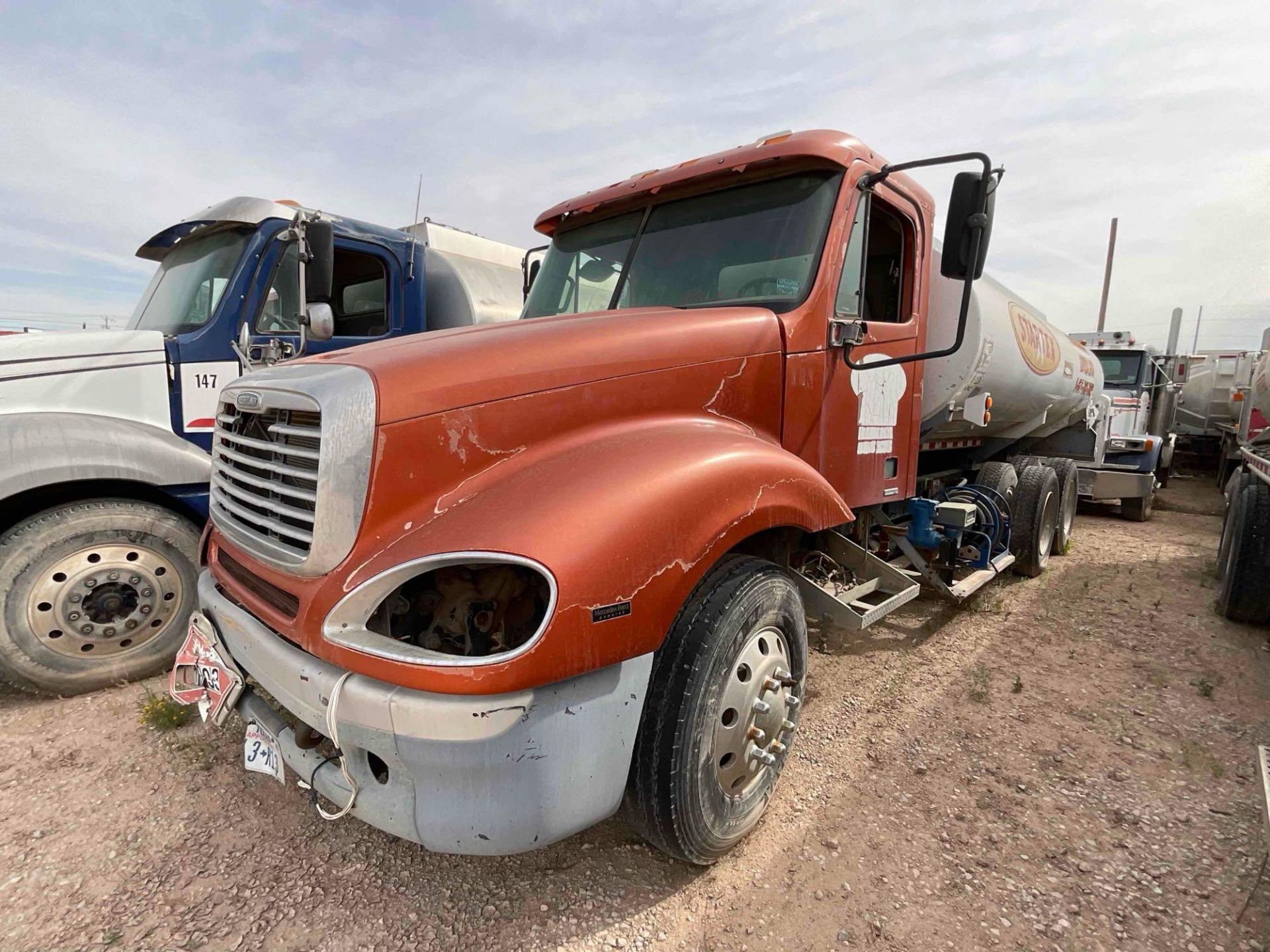 2005 Freightliner Columbia T/A Fuel Truck - Image 2 of 28