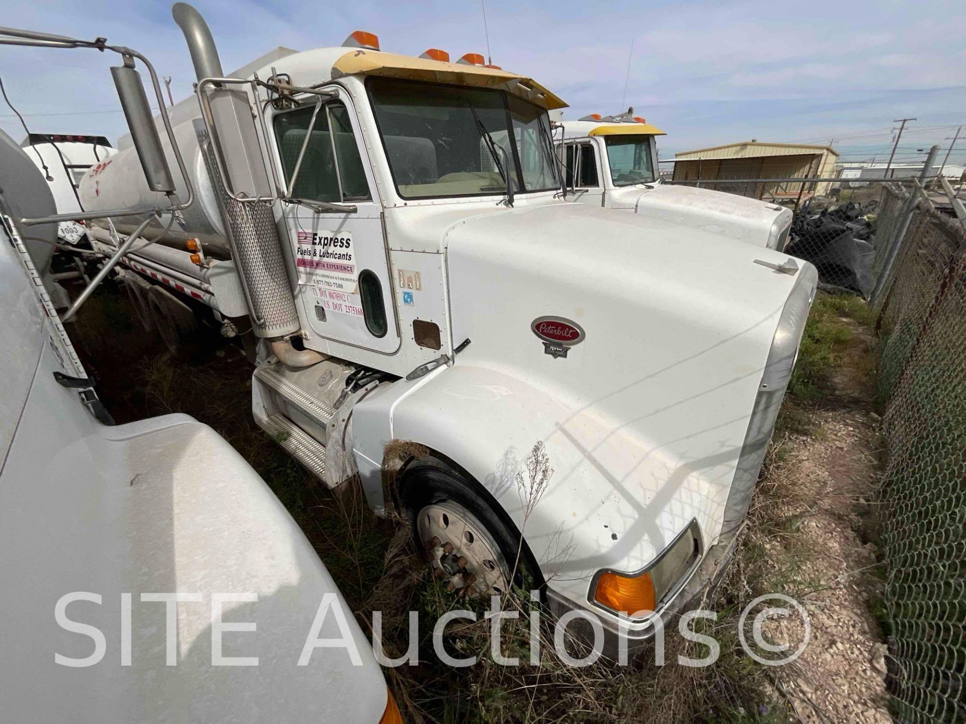 2004 Peterbilt 385 T/A Fuel Truck - Image 3 of 26