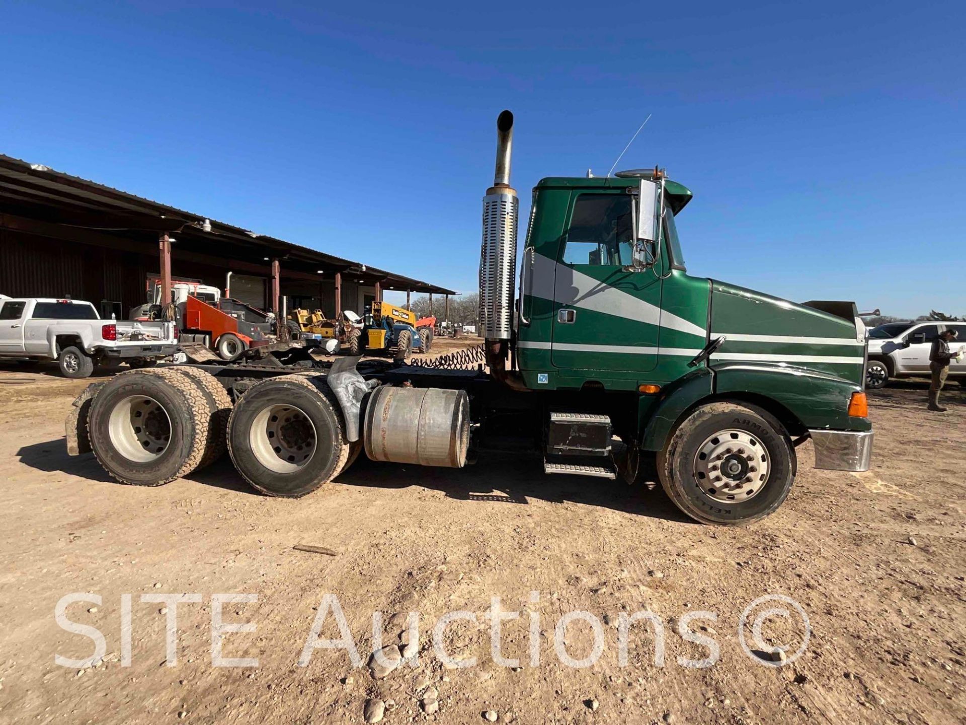 1996 Volvo WCA T/A Daycab Truck Tractor