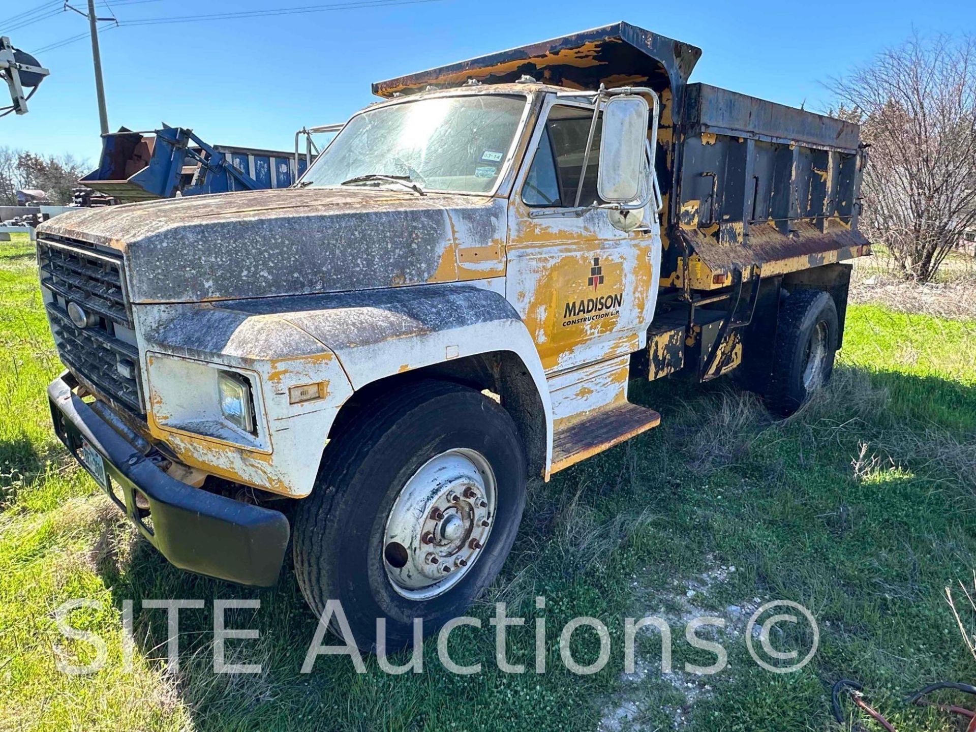 1986 Ford F700 S/A Dump Truck