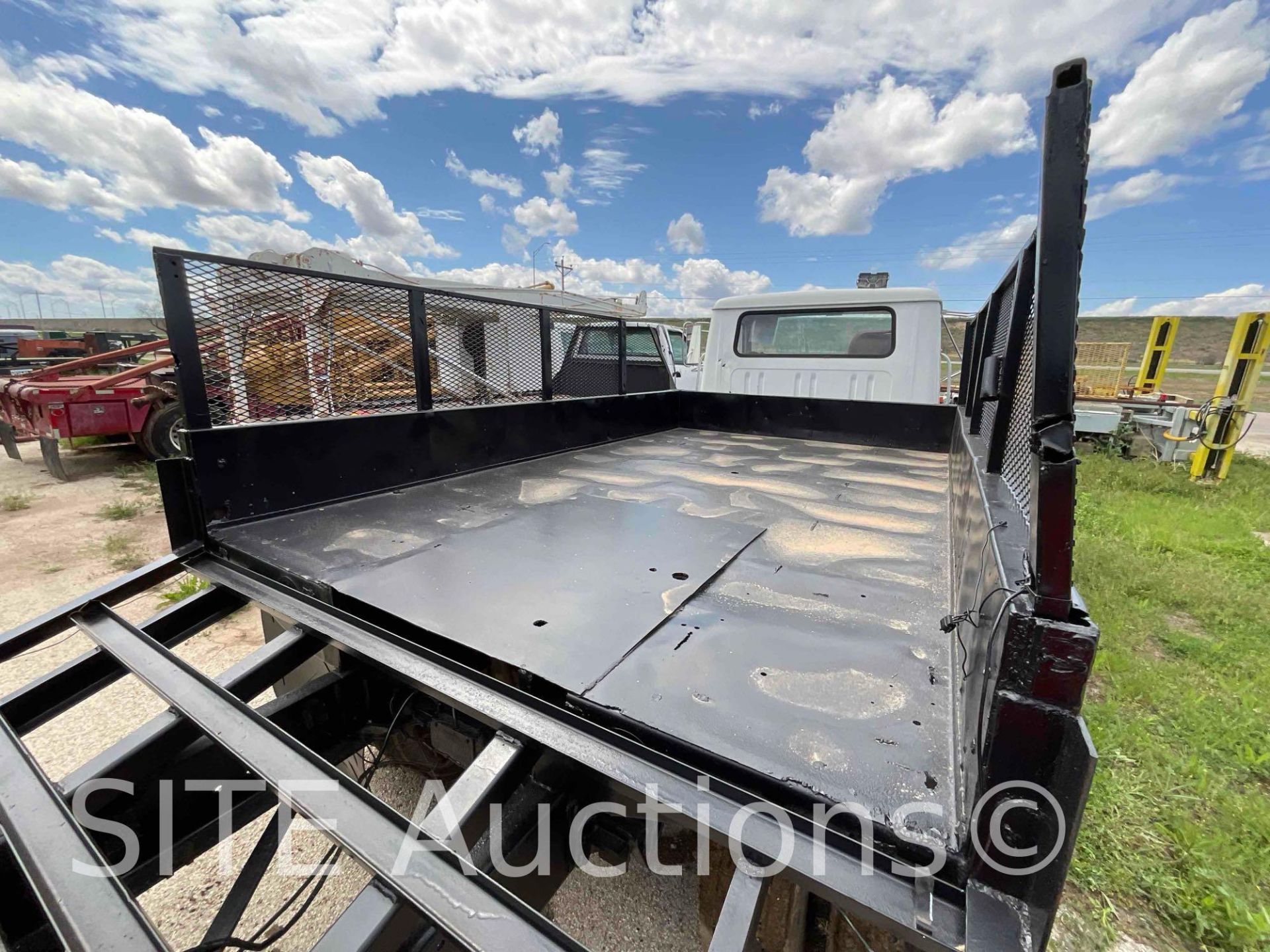 1998 InternationaL 4900 S/A Flatbed Truck w/ Ramps - Image 19 of 27