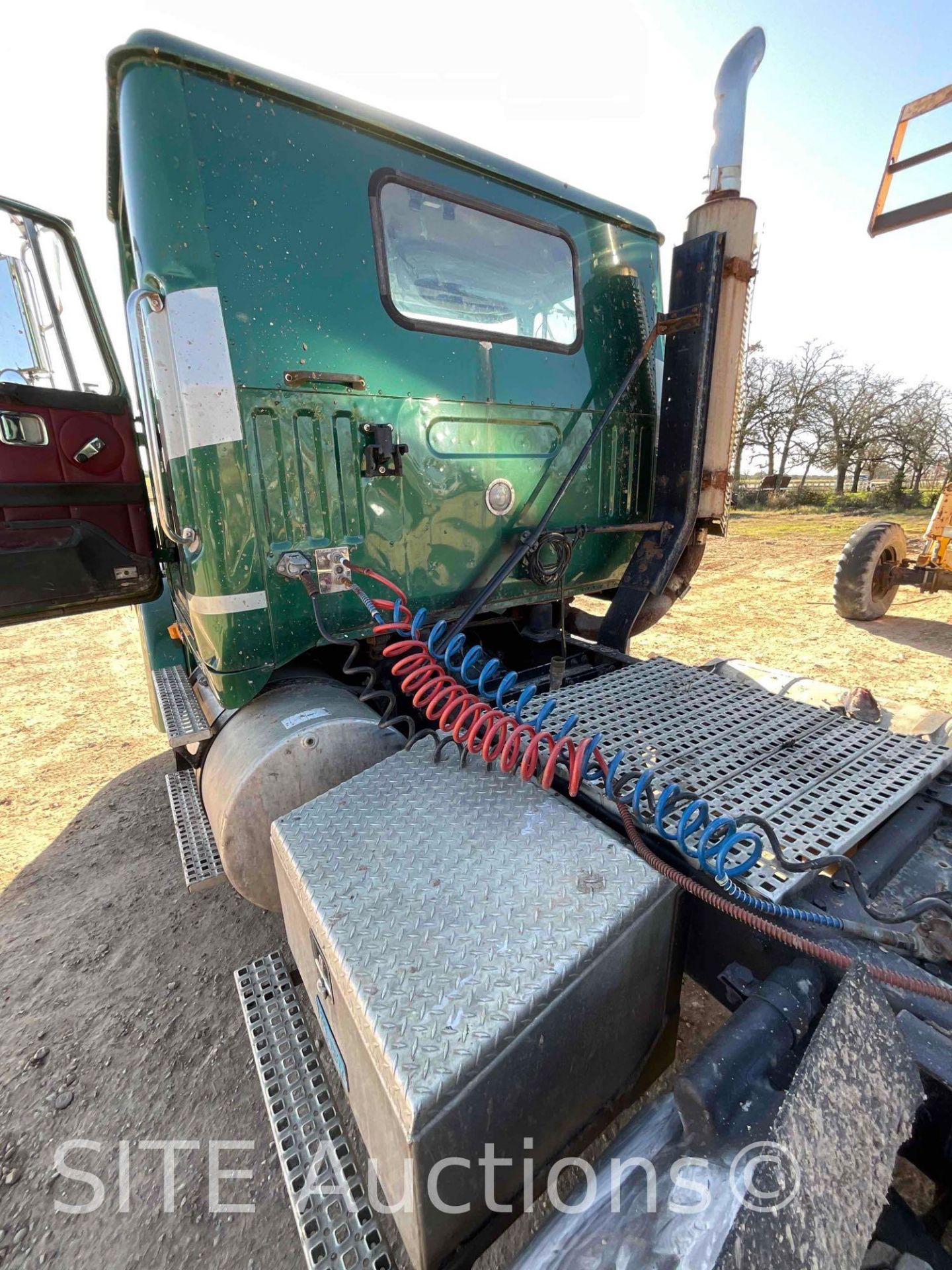 1996 Volvo WCA T/A Daycab Truck Tractor - Image 8 of 17