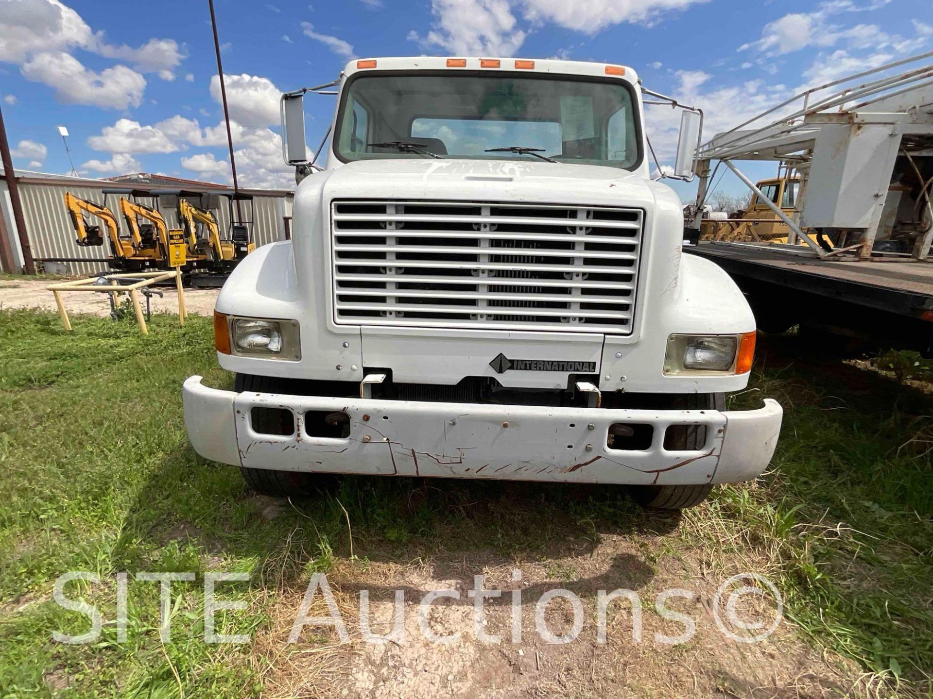 1998 InternationaL 4900 S/A Flatbed Truck w/ Ramps - Image 4 of 27