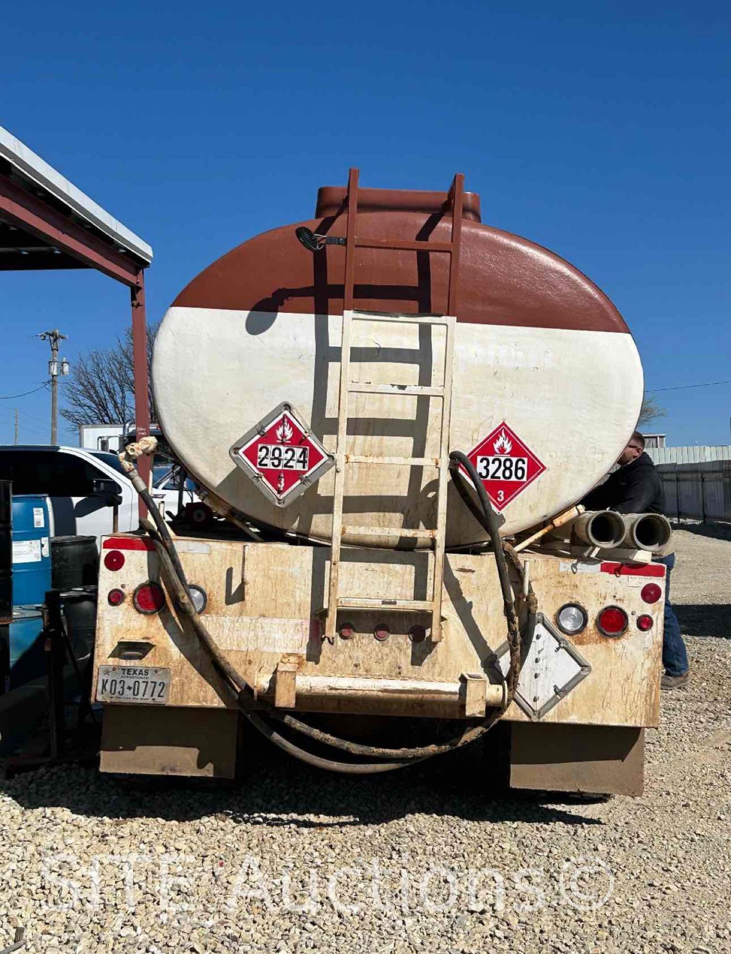 Freightliner S/A Fuel Truck - Image 4 of 5