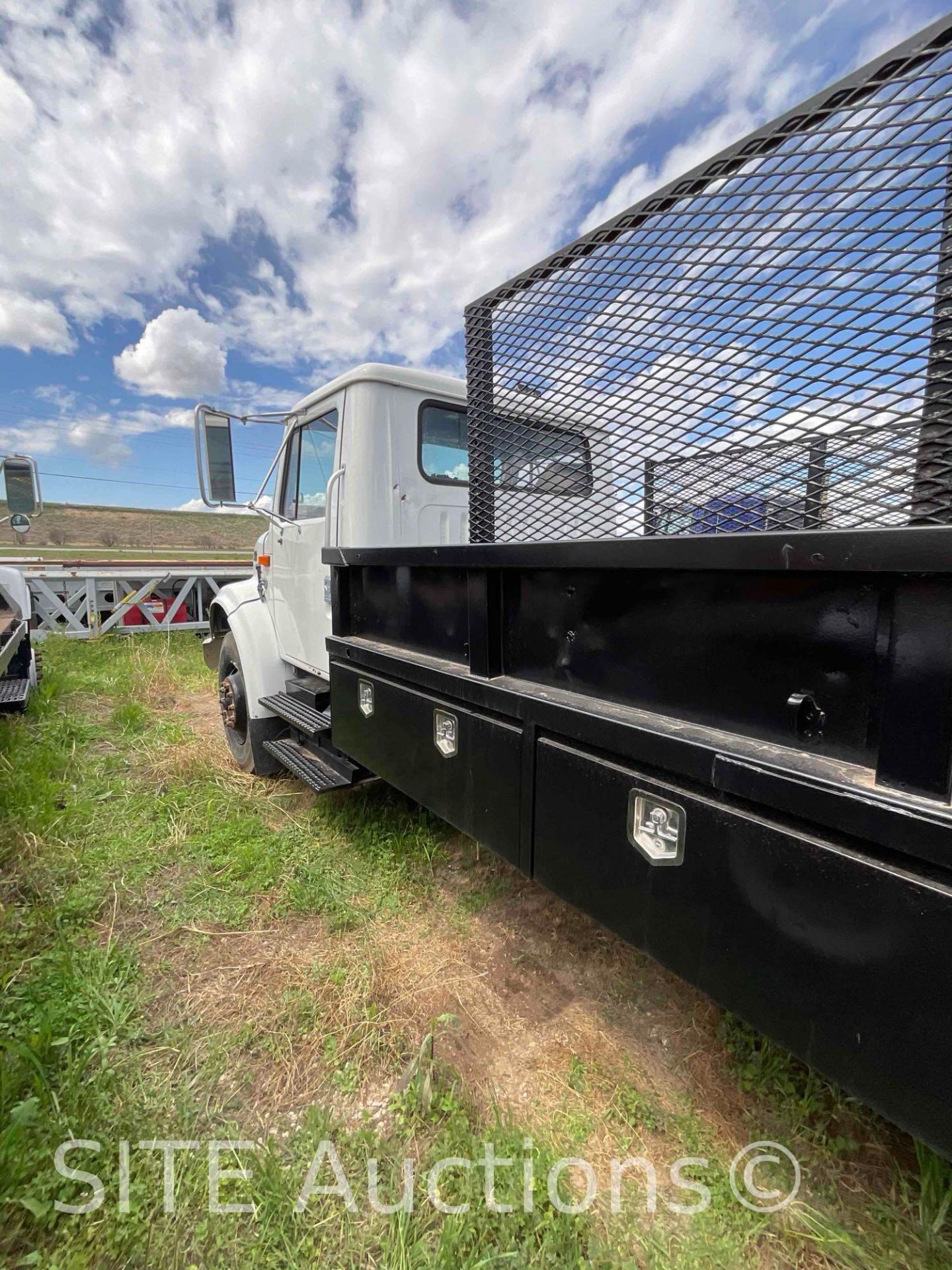 1998 InternationaL 4900 S/A Flatbed Truck w/ Ramps - Image 10 of 27