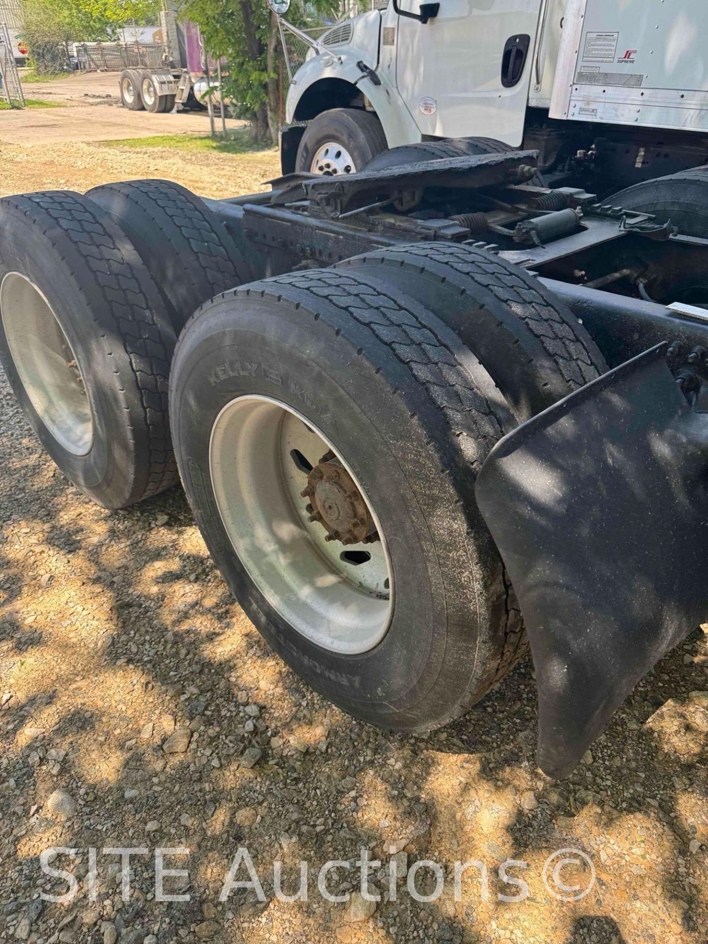 1997 Freightliner FLD120 T/A Sleeper Truck Tractor - Image 5 of 25