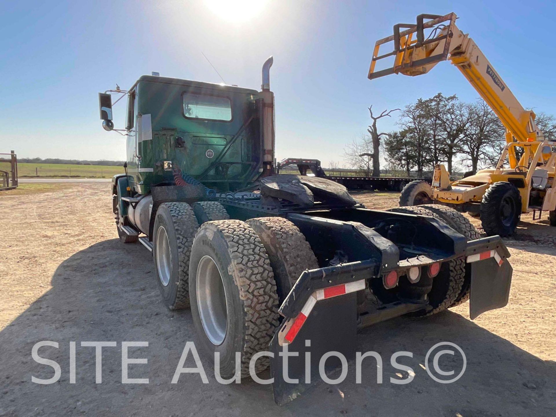 1996 Volvo WCA T/A Daycab Truck Tractor - Image 3 of 17