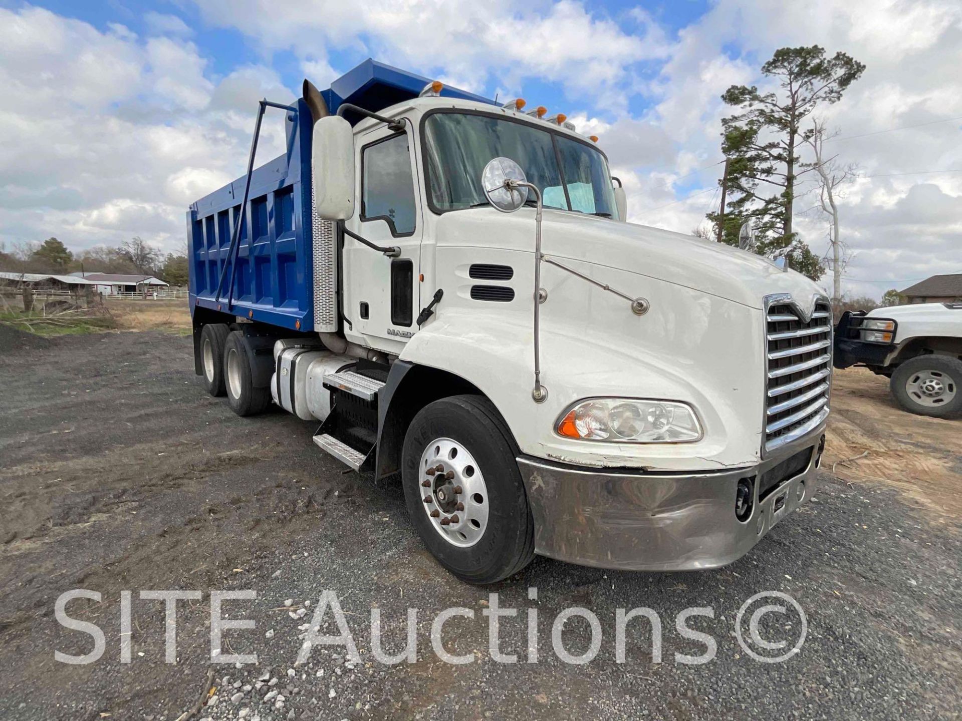 2011 Mack CXU613 T/A Dump Truck - Bild 2 aus 24