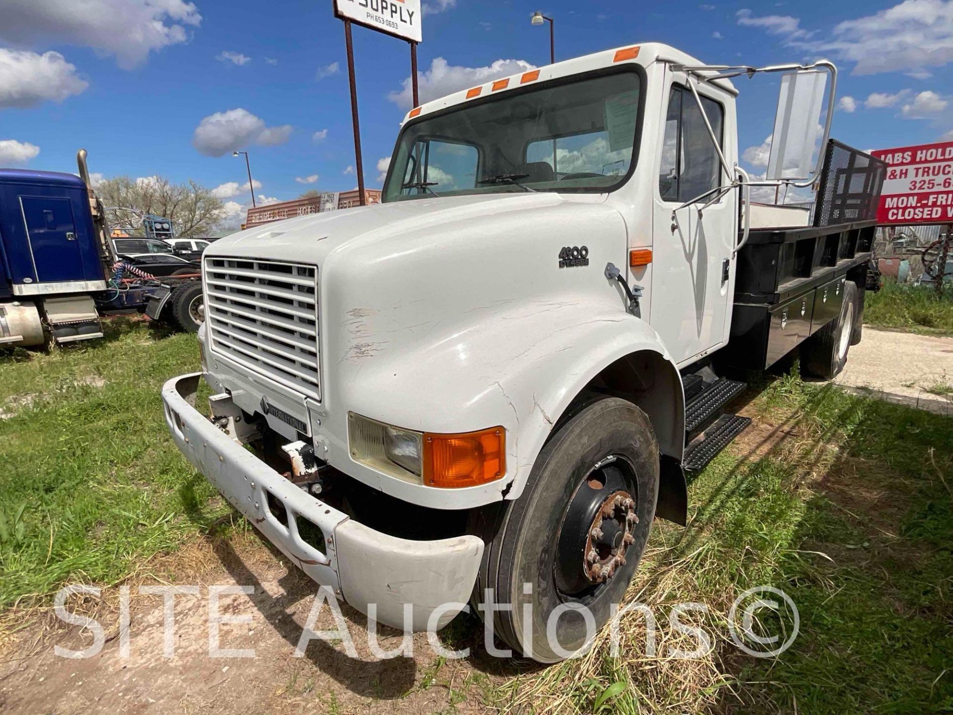 1998 InternationaL 4900 S/A Flatbed Truck w/ Ramps - Image 3 of 27