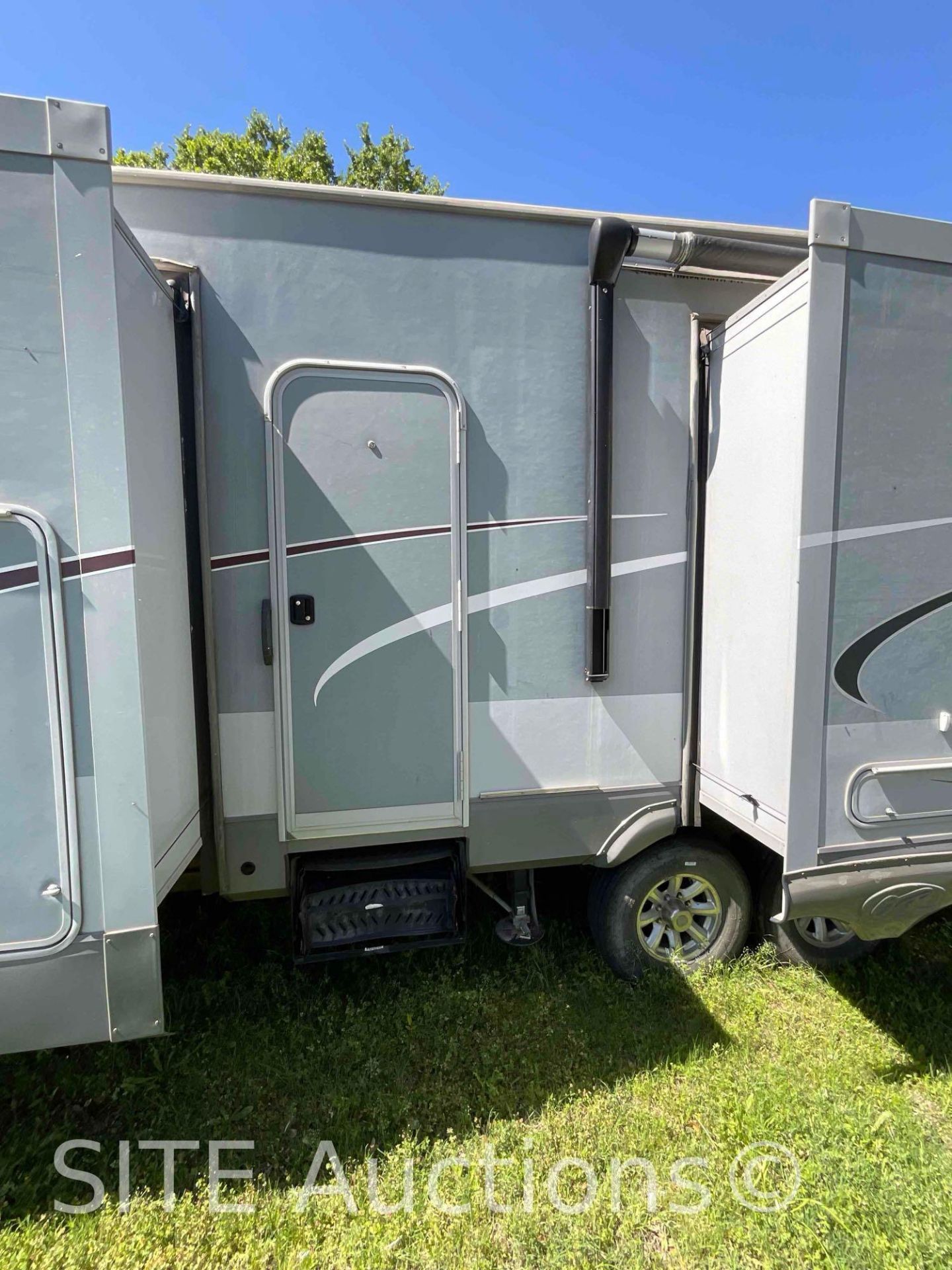 2015 Open Range Roamer 384BHS T/A Travel Trailer - Image 9 of 25