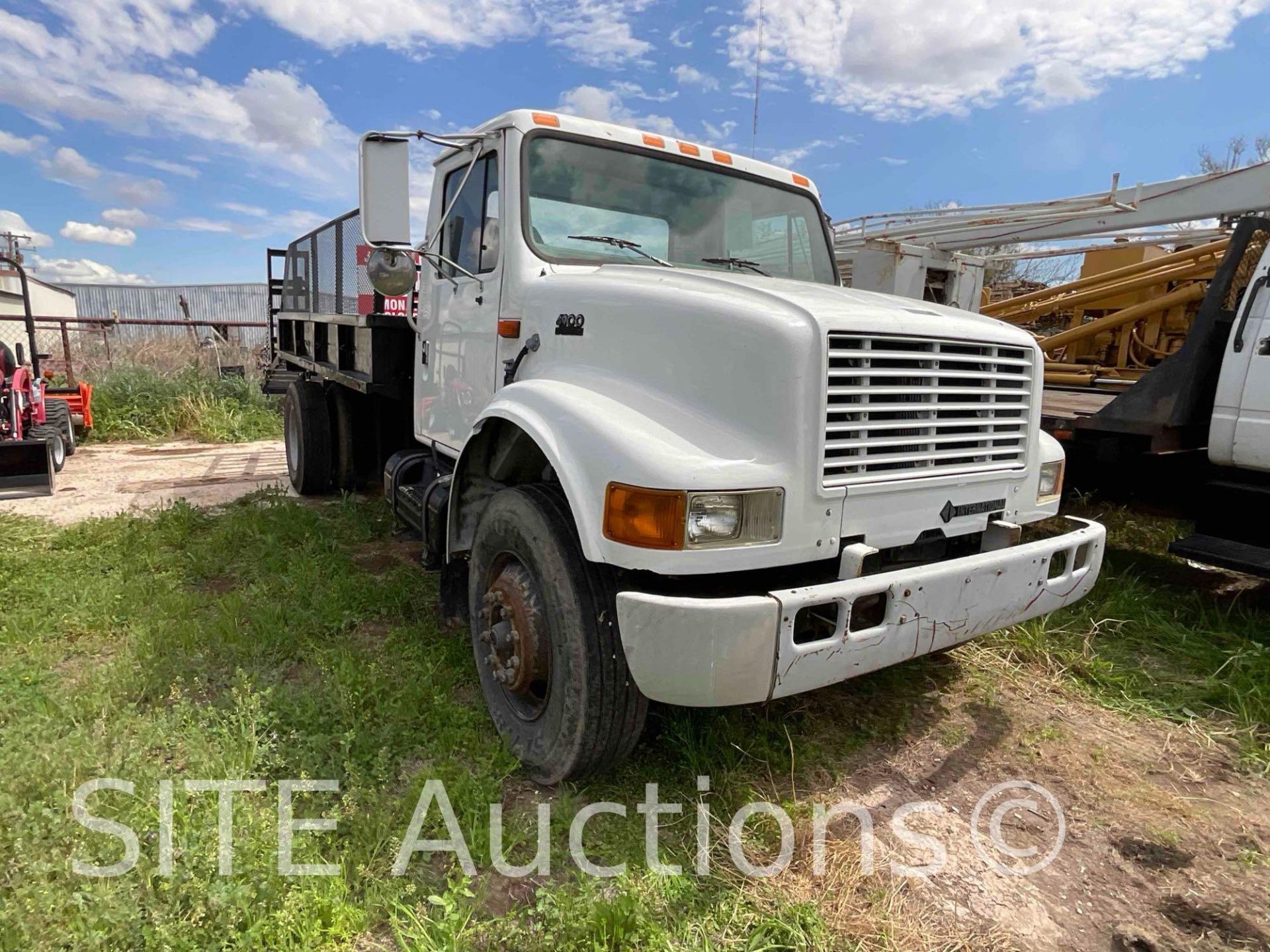 1998 InternationaL 4900 S/A Flatbed Truck w/ Ramps - Image 5 of 27