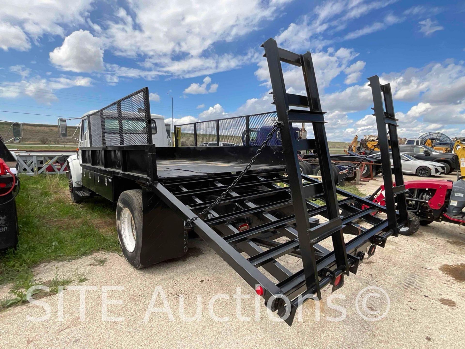 1998 InternationaL 4900 S/A Flatbed Truck w/ Ramps - Image 9 of 27