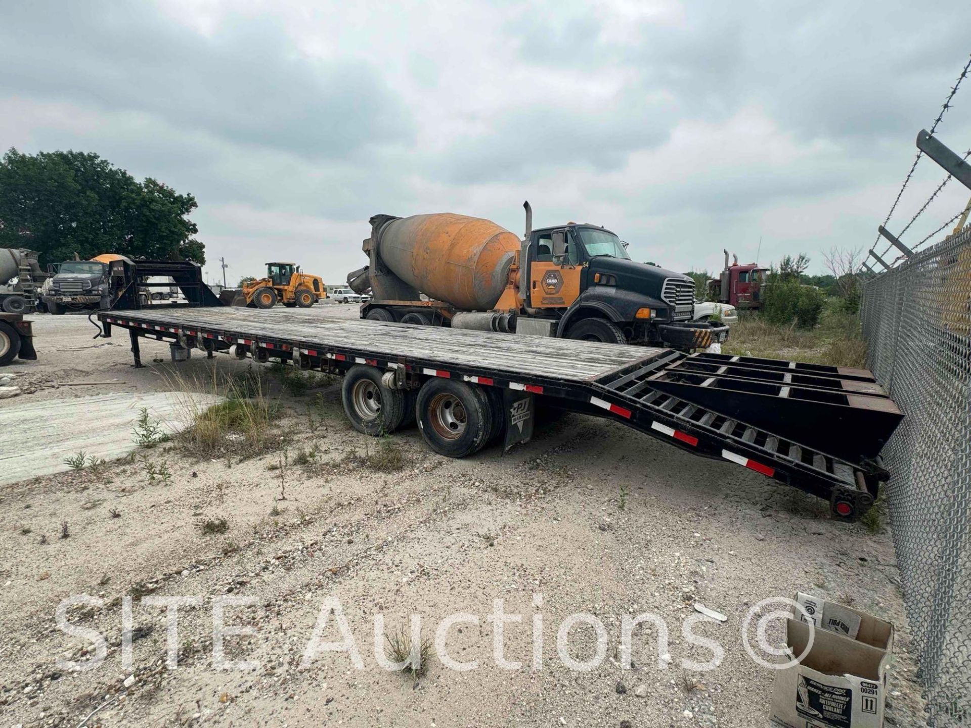 Gooseneck T/A Flatbed Trailer w/ Ramps - Image 5 of 24