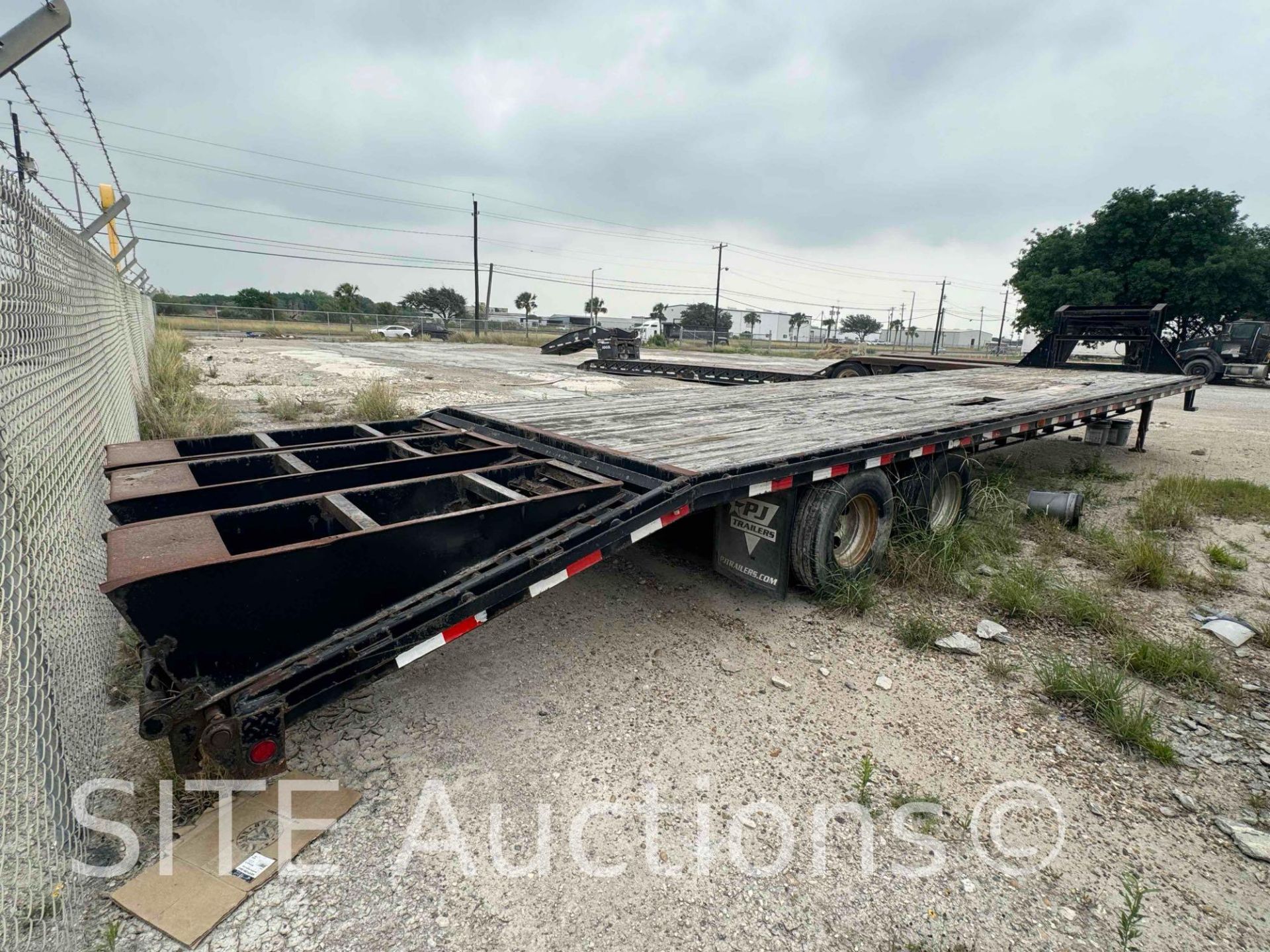 Gooseneck T/A Flatbed Trailer w/ Ramps - Image 4 of 24