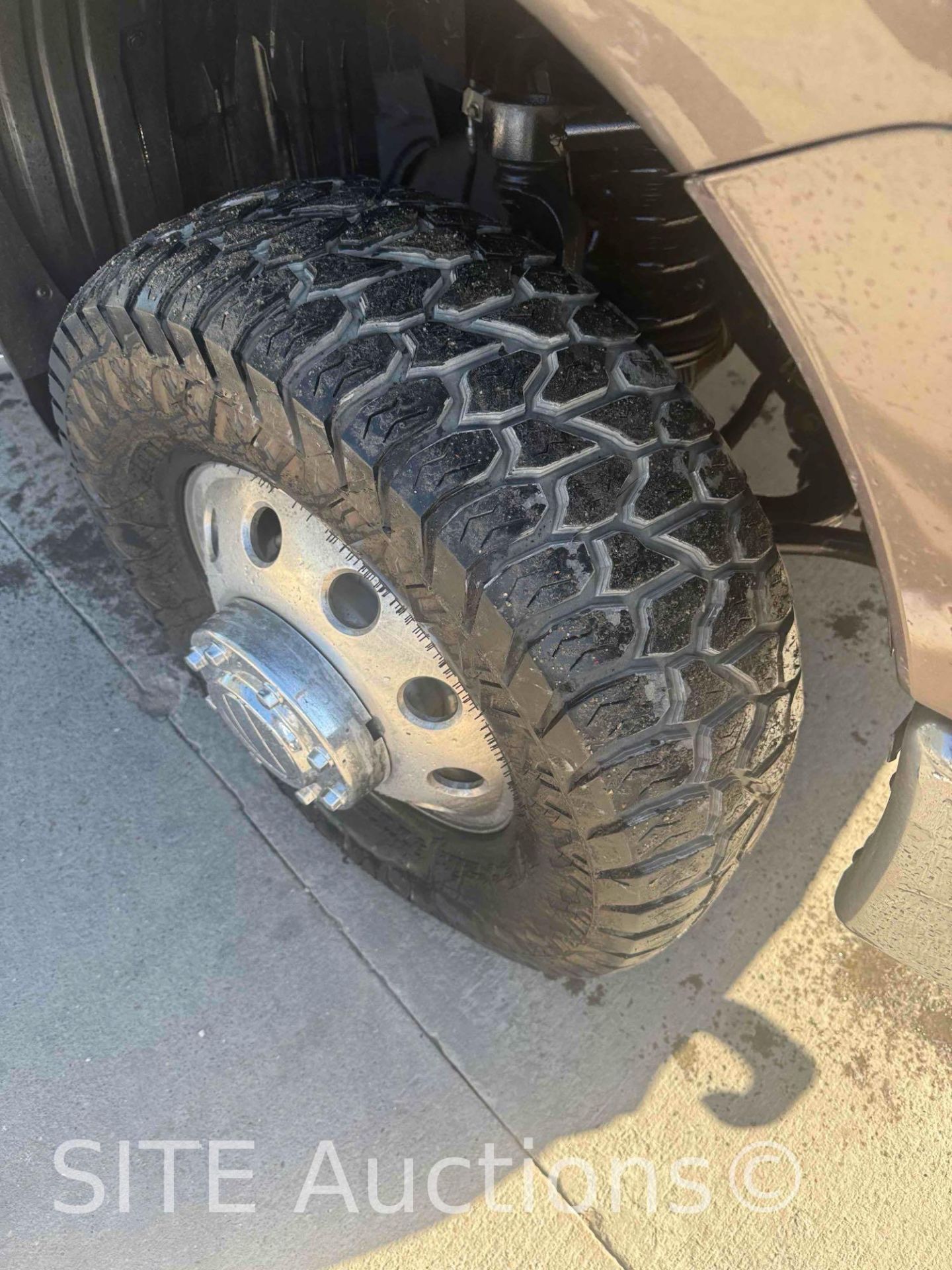 2017 Nissan Titan XD Crew Cab Dually Cab & Chassis Truck - Image 16 of 33