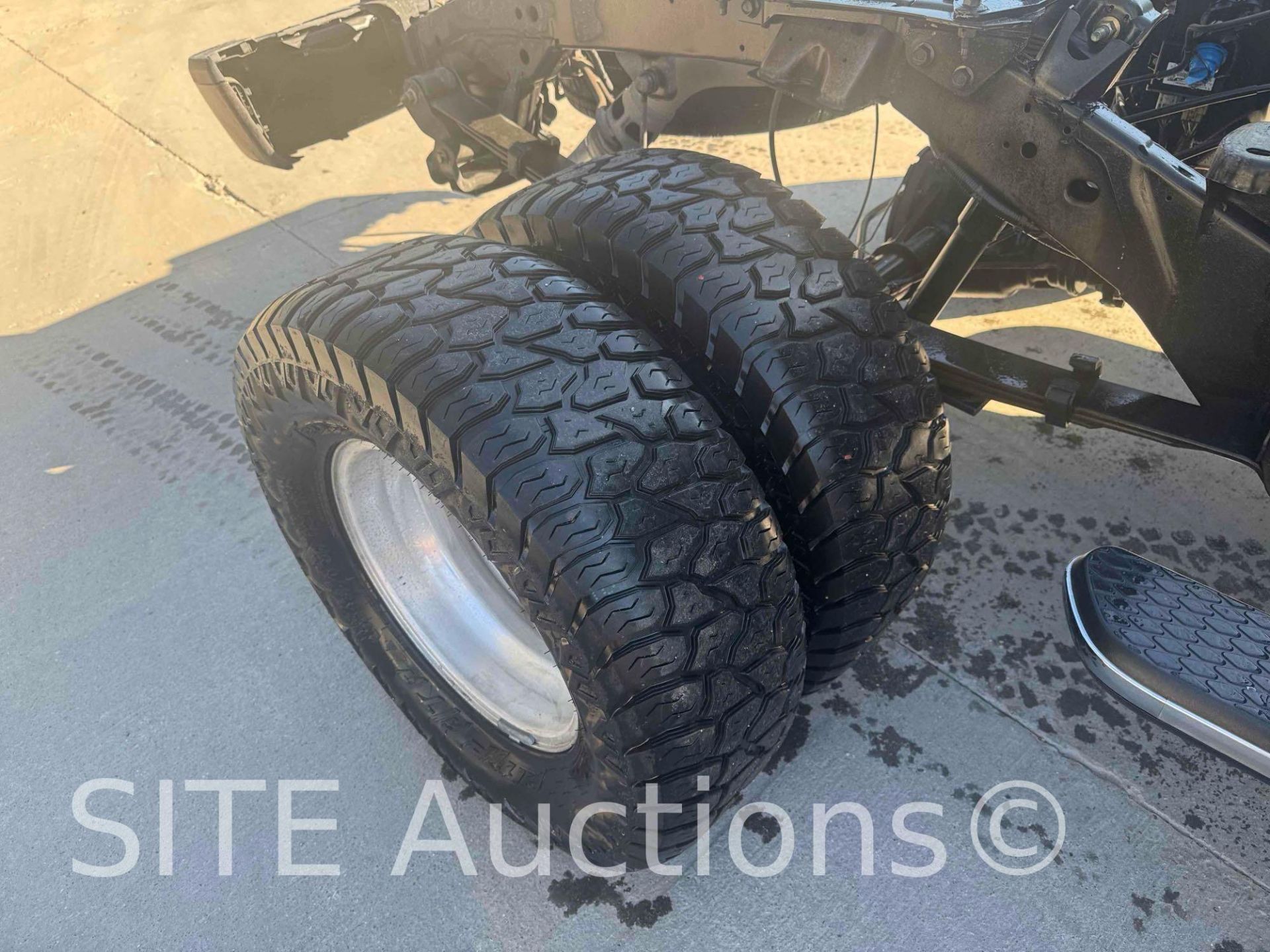 2017 Nissan Titan XD Crew Cab Dually Cab & Chassis Truck - Image 18 of 33