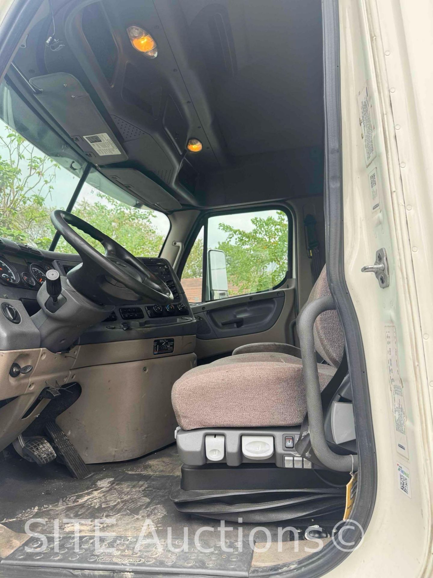 2016 Freightliner Cascadia T/A Sleeper Truck Tractor - Image 25 of 36