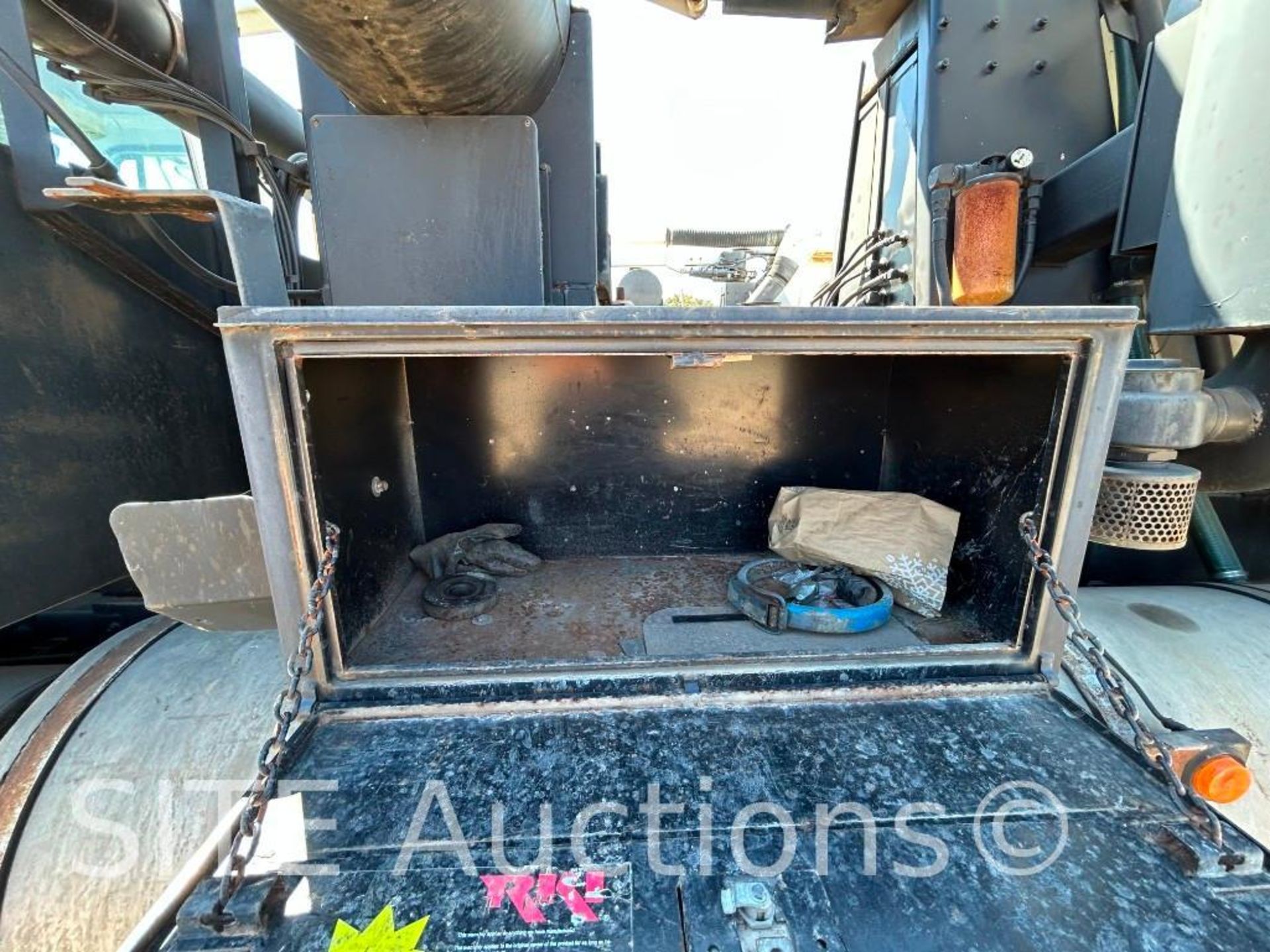 1997 Volvo WG T/A Hydrovac Truck - Image 26 of 39