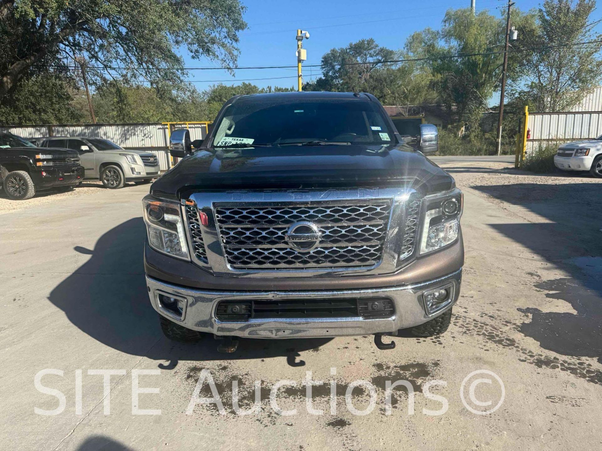 2017 Nissan Titan XD Crew Cab Dually Cab & Chassis Truck - Image 11 of 33